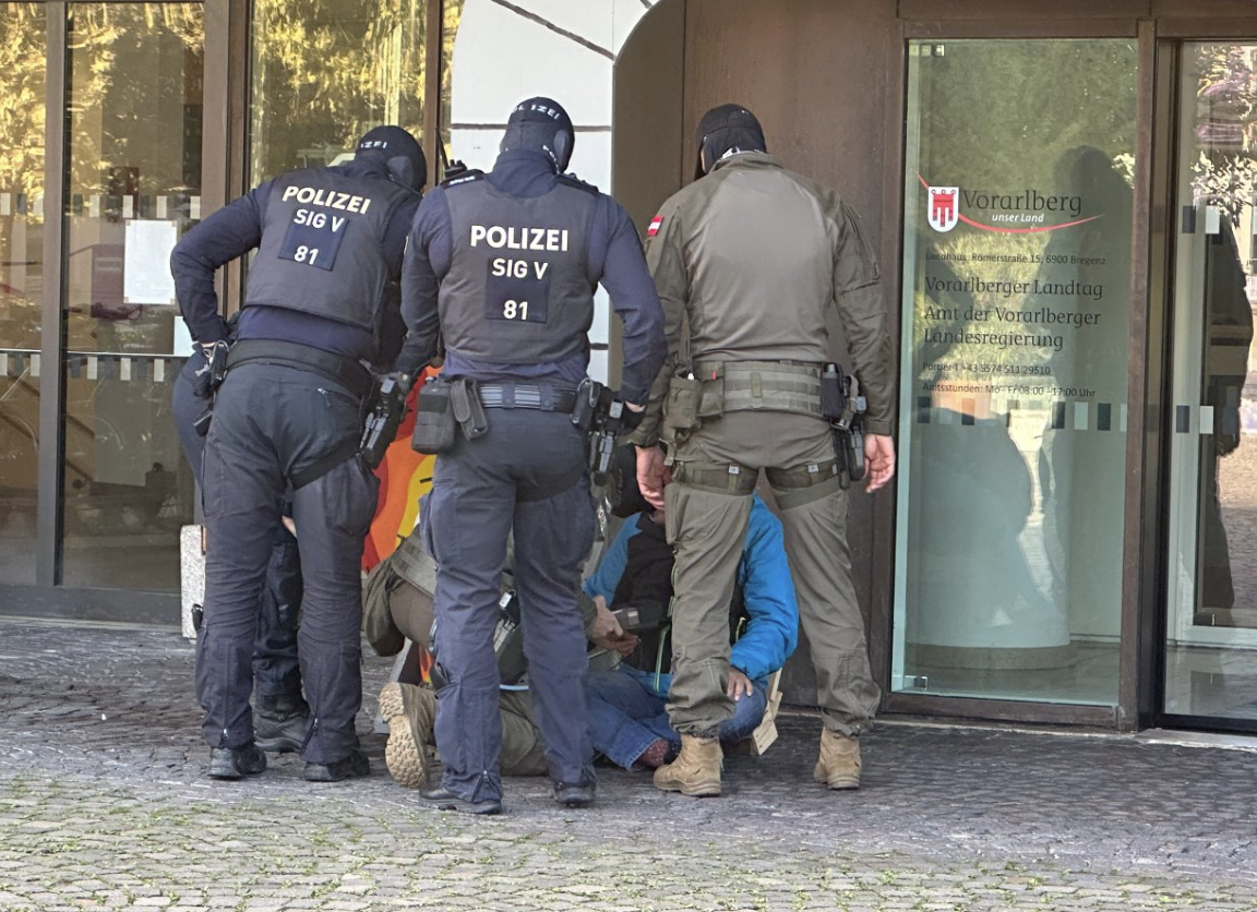 Polizeieinsatz vor dem Landhaus.