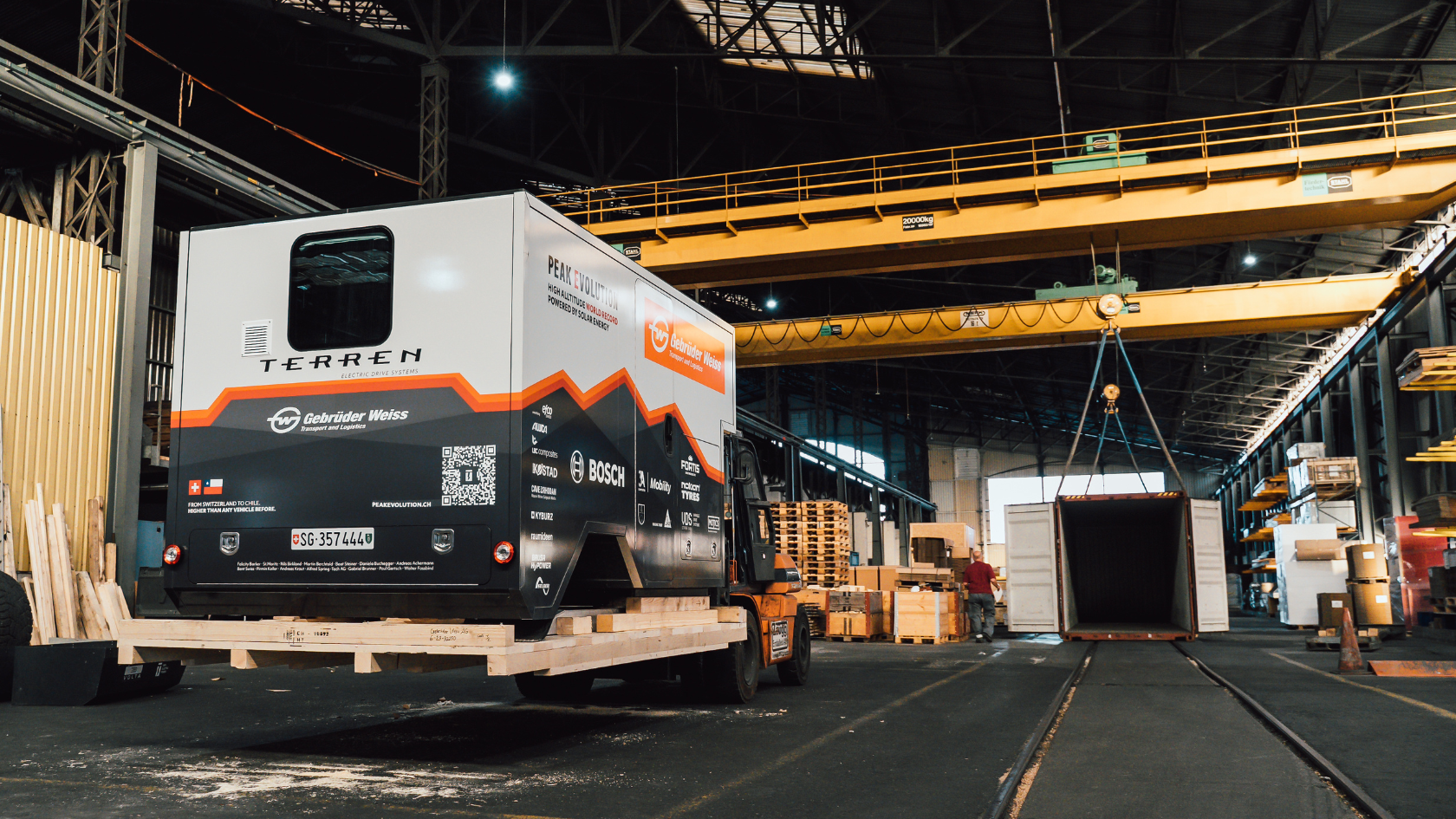 Der Expeditionsaufbau und das Fahrzeug werden gemeinsam in einem 40-Fuß High Cube-Container von Rotterdam, Niederlande, nach San Antonio, Chile, verschifft. 
