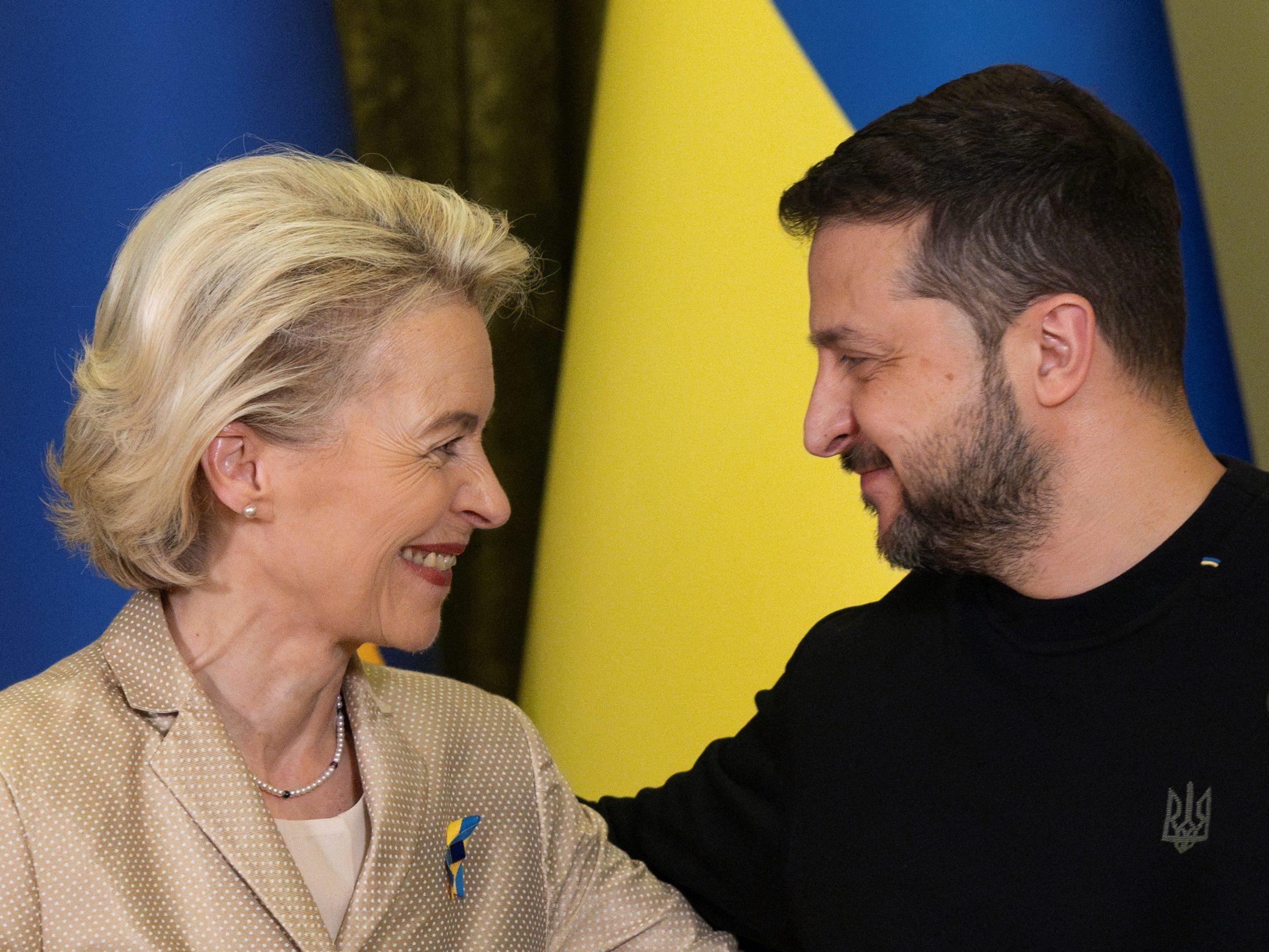 Ukraines Präsident Wolodymyr Selenskyj und die Präsidentin der Europäischen Kommission Ursula von der Leyen auf einer Pressekonferenz am 4. November 2023.