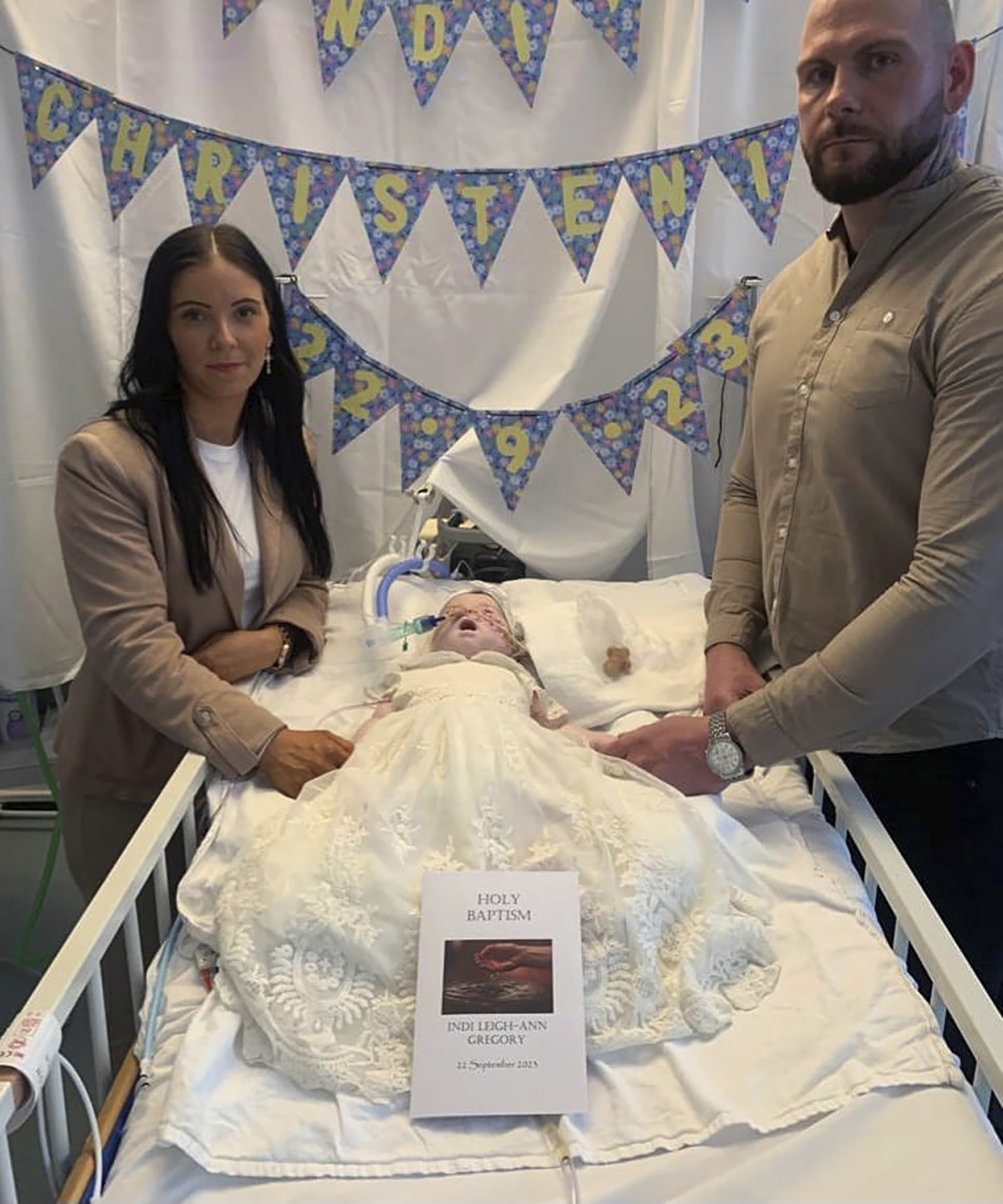 Indi mit ihren Eltern Claire Staniforth und Dean Gregory im Queen's Medical Center