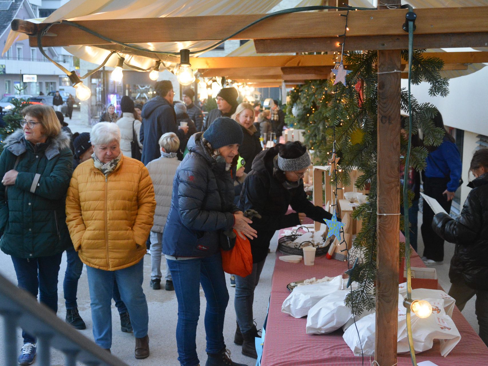 Die Schüler der Mittelschule Kirchdorf hielten am Freitag ihren eigenen Weihnachtsmarkt ab.
