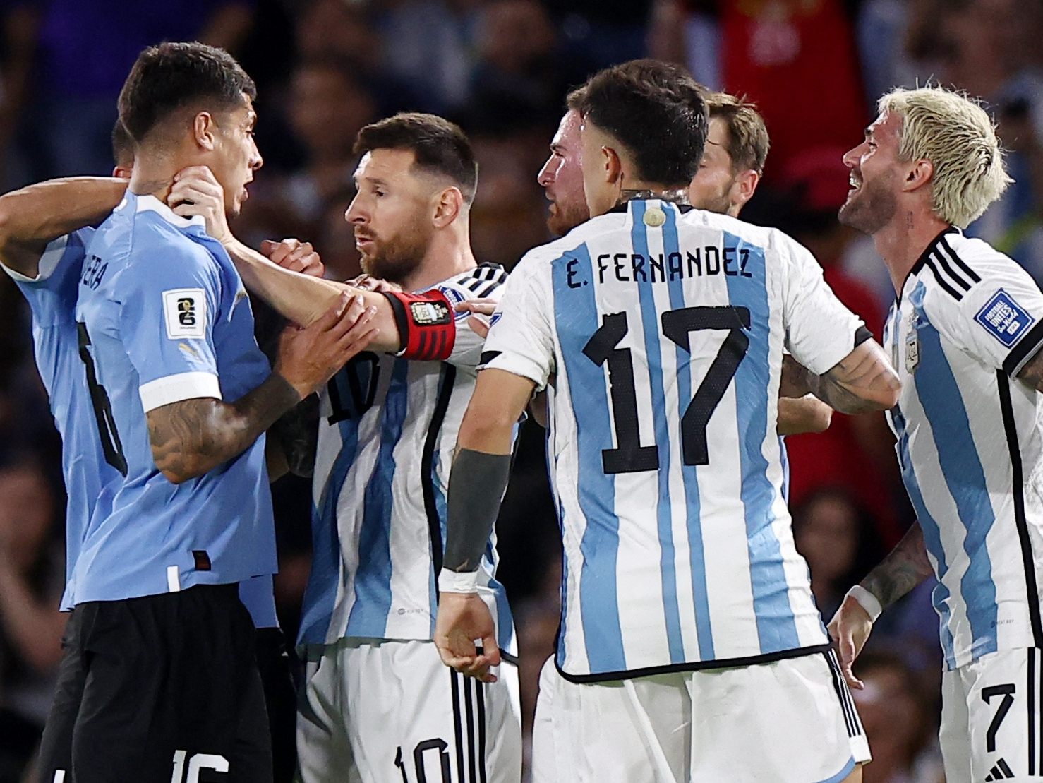 Messi packt Gegner am Hals