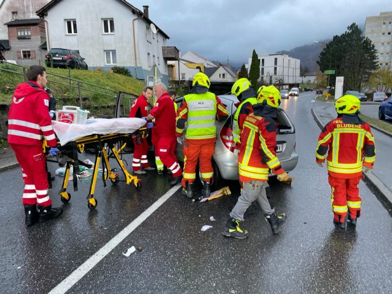 Die Rettung und Feuerwehr Bludenz war bei dem Unfall in Einsatz.