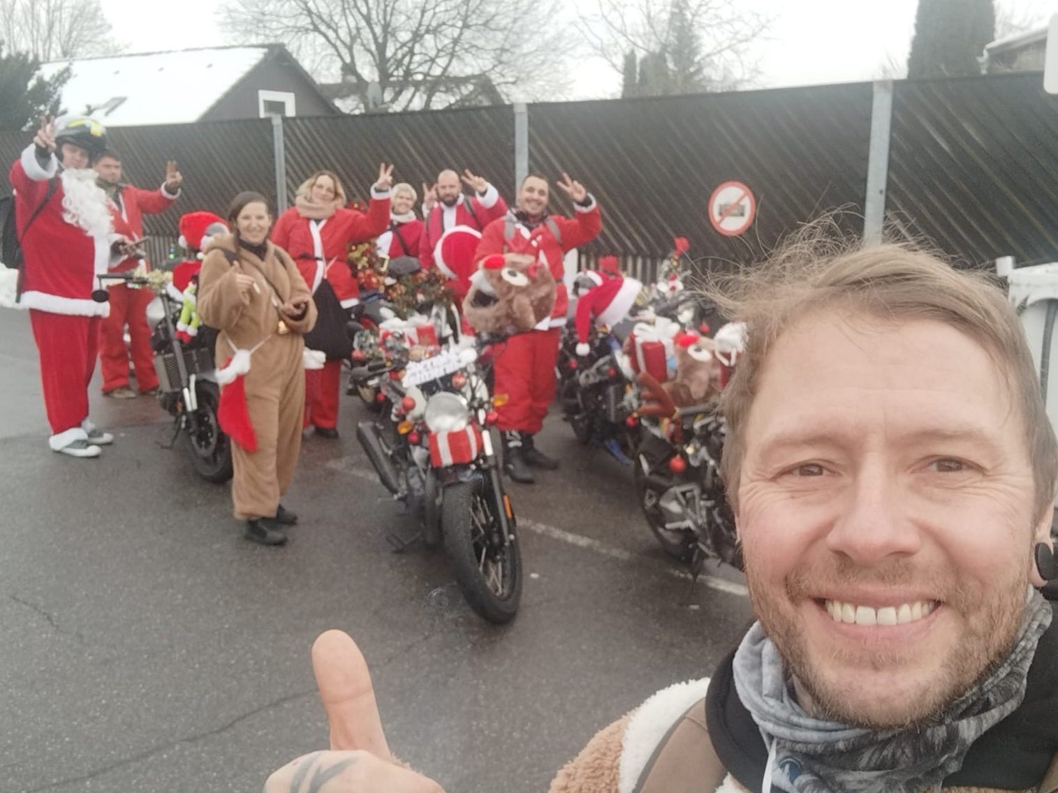 Rene "Balu" Baluch und seine Freunde unterwegs im weihnachtlichen Outfit.