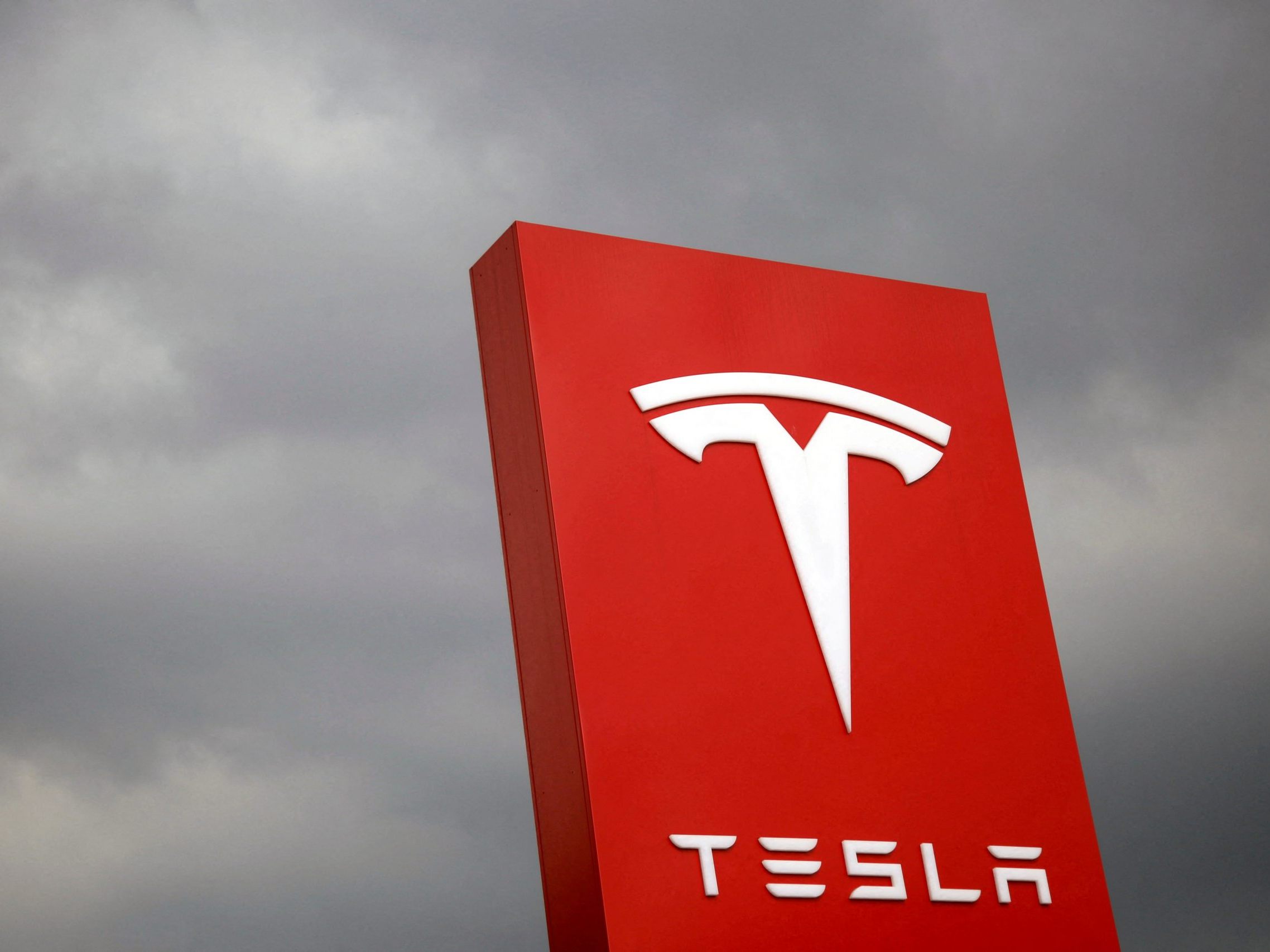 Tesla muss zahlreiche Autos zurückrufen.