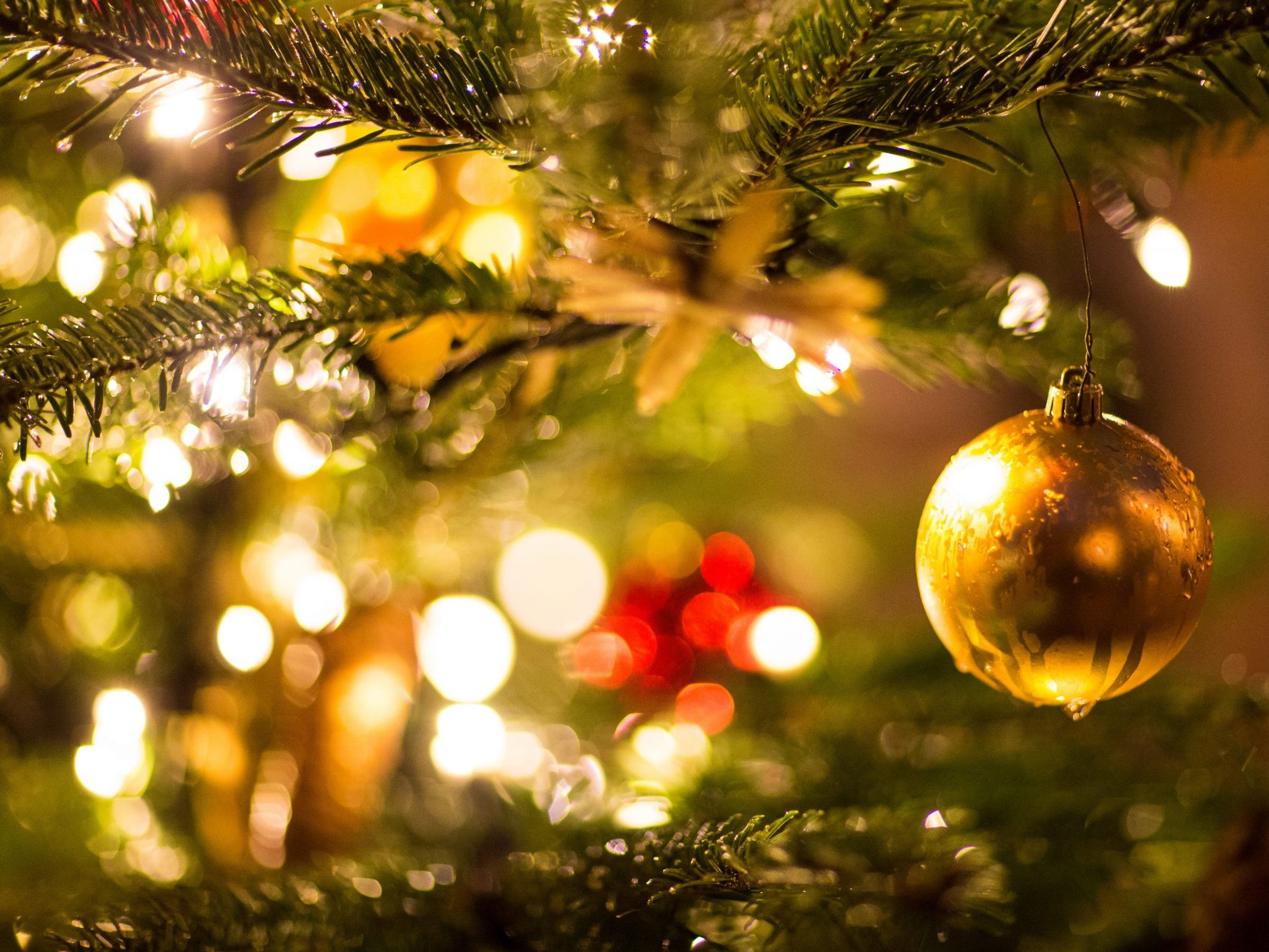 4 von 10 schenken zu Weihnachten weniger.