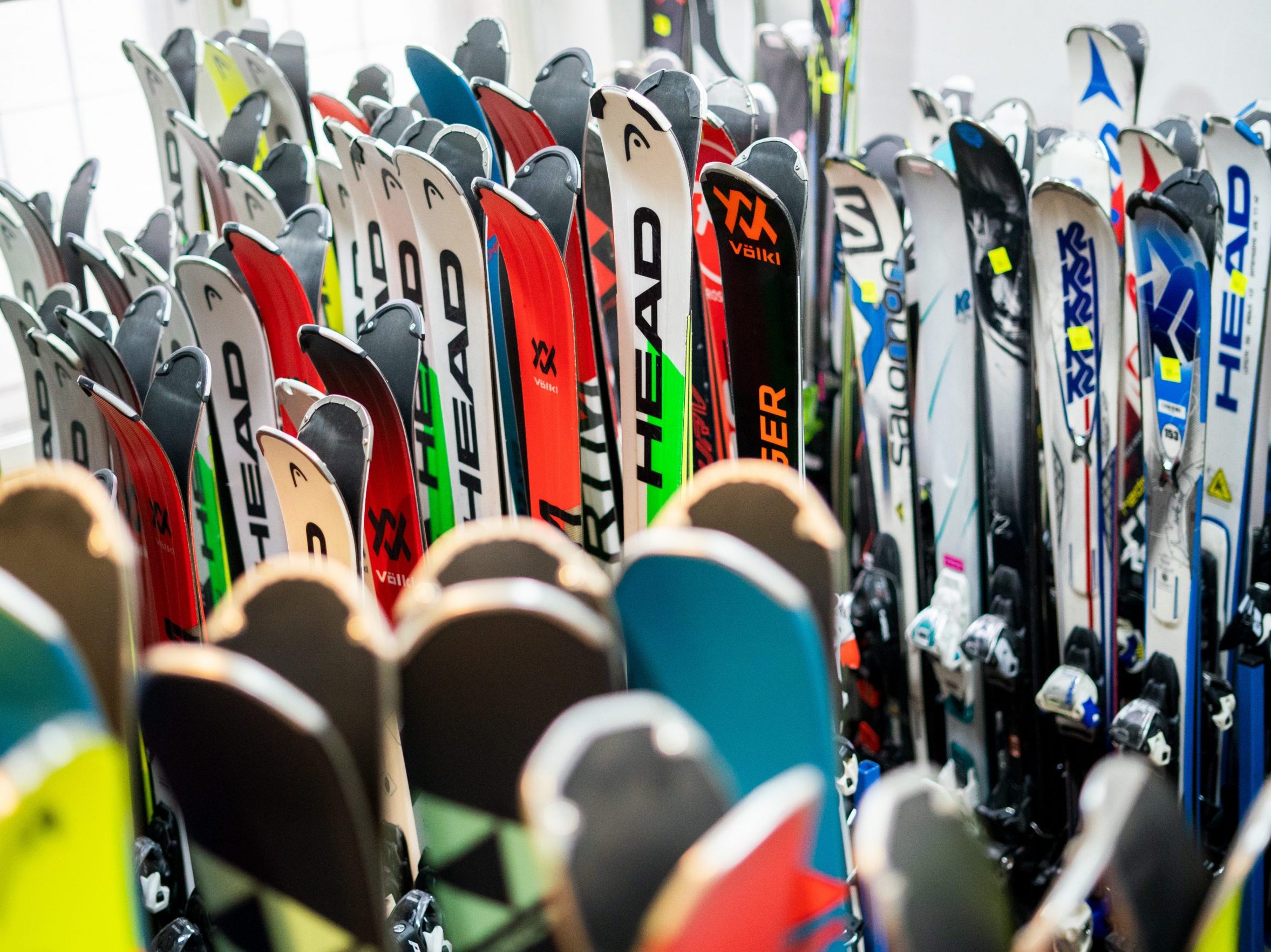 Die Verkaufszahlen von Alpin- und Tourski sind fast wieder auf Vor-Corona-Niveau.