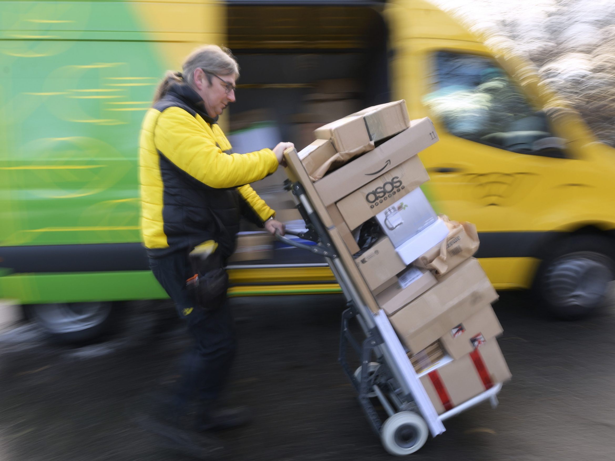 Die Post stellt zu Weihnachten teils doppelt so viele Pakete zu wie sonst.