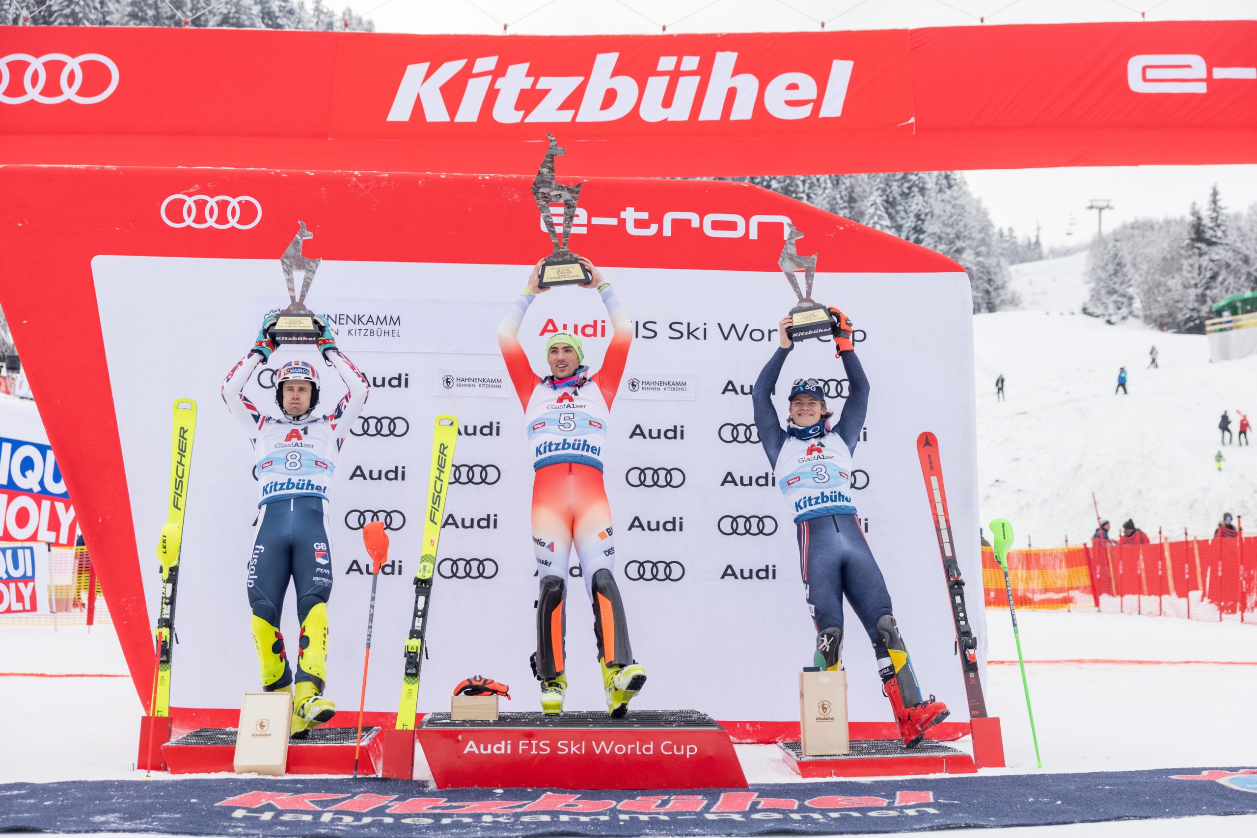 Dave Ryding (GBR, 2. Platz), Daniel Yule (SUI, 1. Platz), Lucas Braathen (NOR, 3. Platz) am Sonntag, 22. Jänner 2023, während der Siegerehrung nach dem Weltcup - Slalom der Männer, in Kitzbühel.