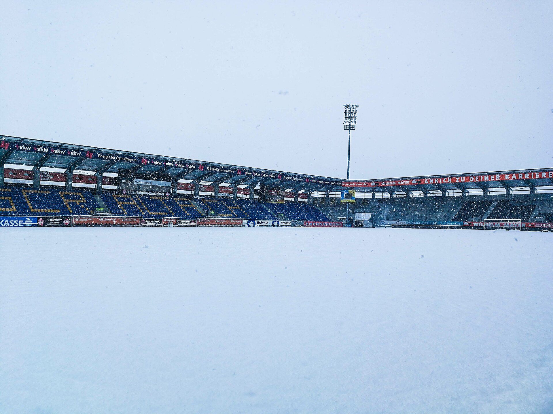 Der Schnee am Spielfeld im Altacher Stadion macht ein Spiel am morgigen Sonntag unmöglich.