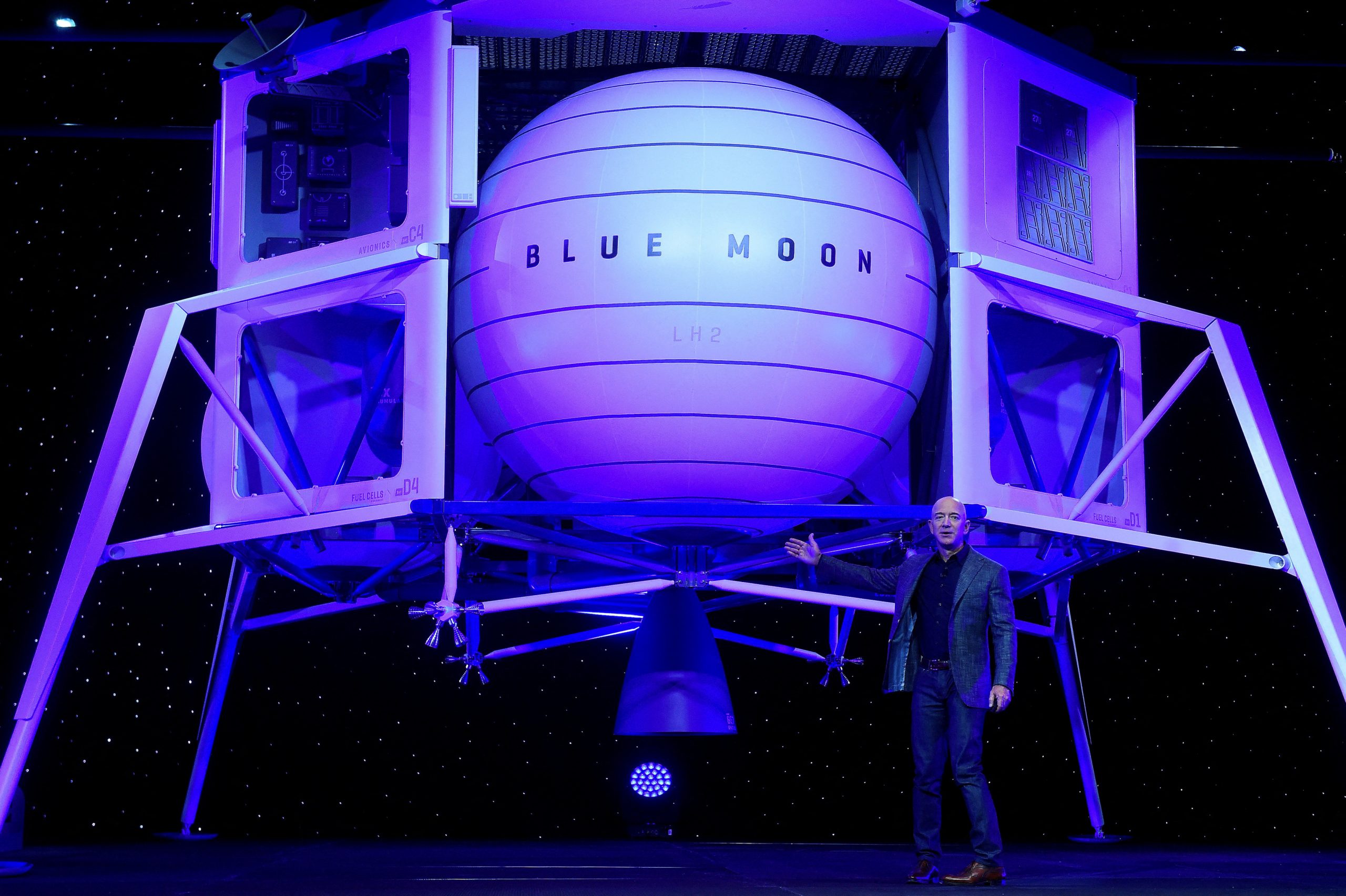 Jeff Bezos, Gründer, Vorsitzender, CEO und Präsident von Amazon, stellt im Rahmen einer Enthüllungsveranstaltung in Washington die Weltraumforschungs-Mondlanderakete Blue Moon seines Raumfahrtunternehmens Blue Origin vor