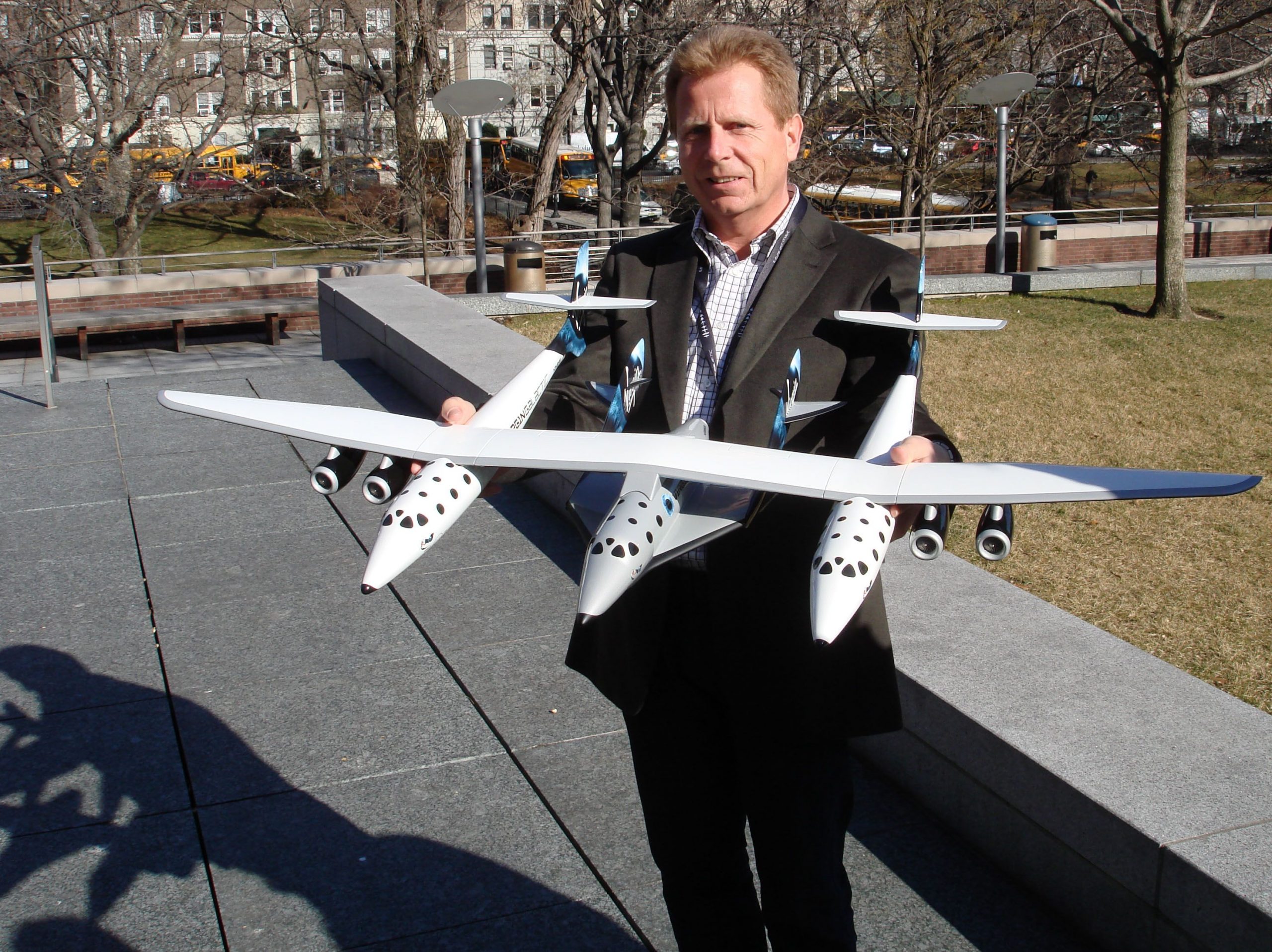 Der Wiener Franz Haider mit einem Modell des Raumschiffes "SpaceShipTwo" 2008.