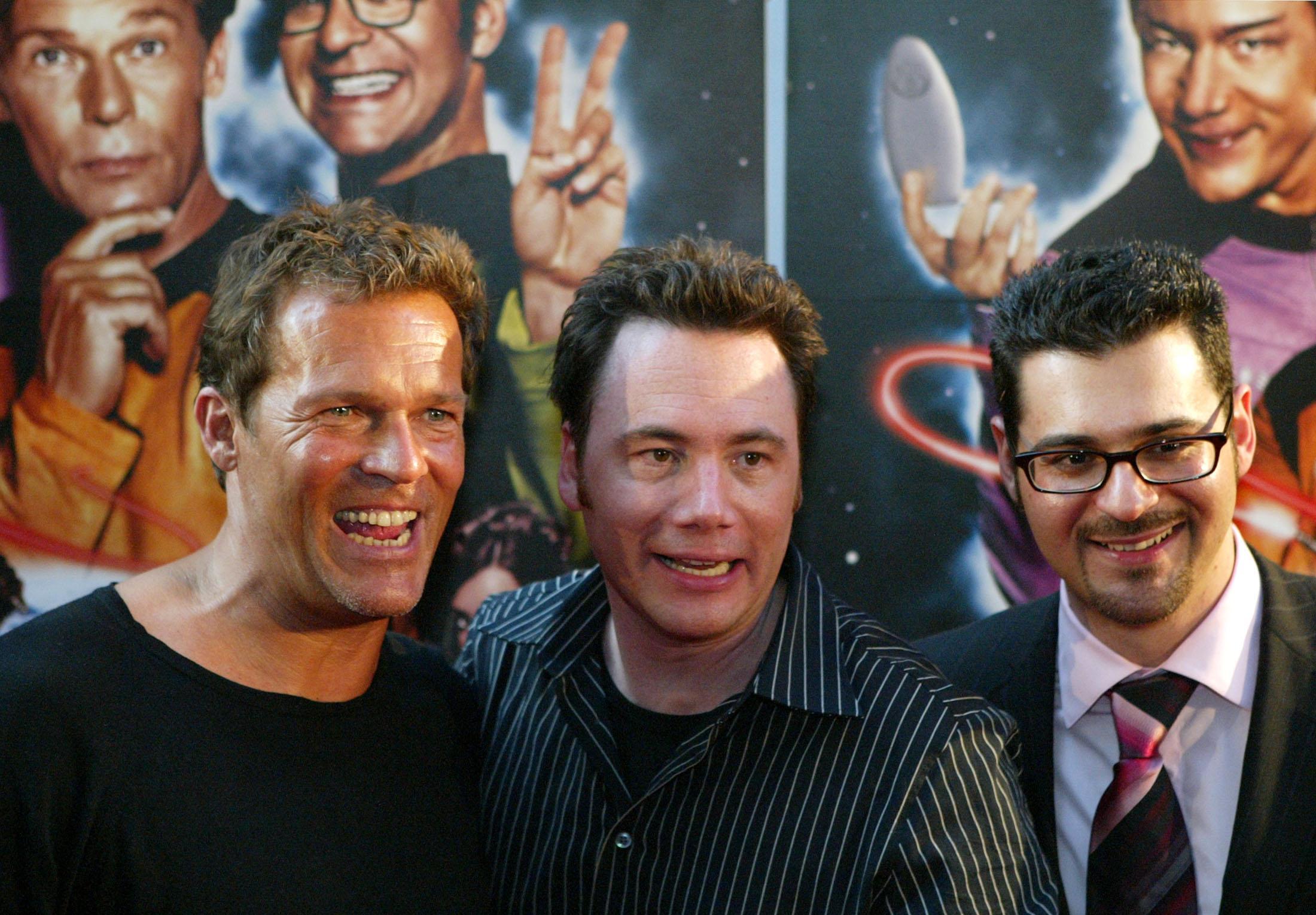 Die deutschen Schauspieler Christian Tramitz, Michael Herbig und Rick Kavanian (L-R), Stars der neuen Komödie „(T)Raumschiff Surprise“, posieren vor der Filmpremiere in München am 19. Juli 2004 für die Medien.