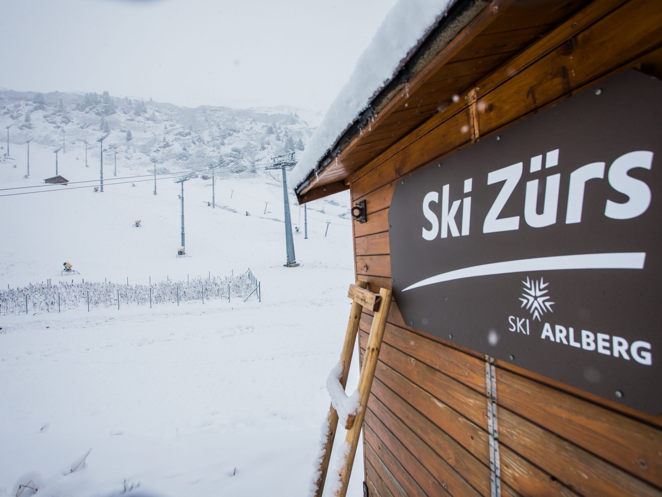 Eine 60-Jährige wurde bei einem Skiunfall in Zürs verletzt.
