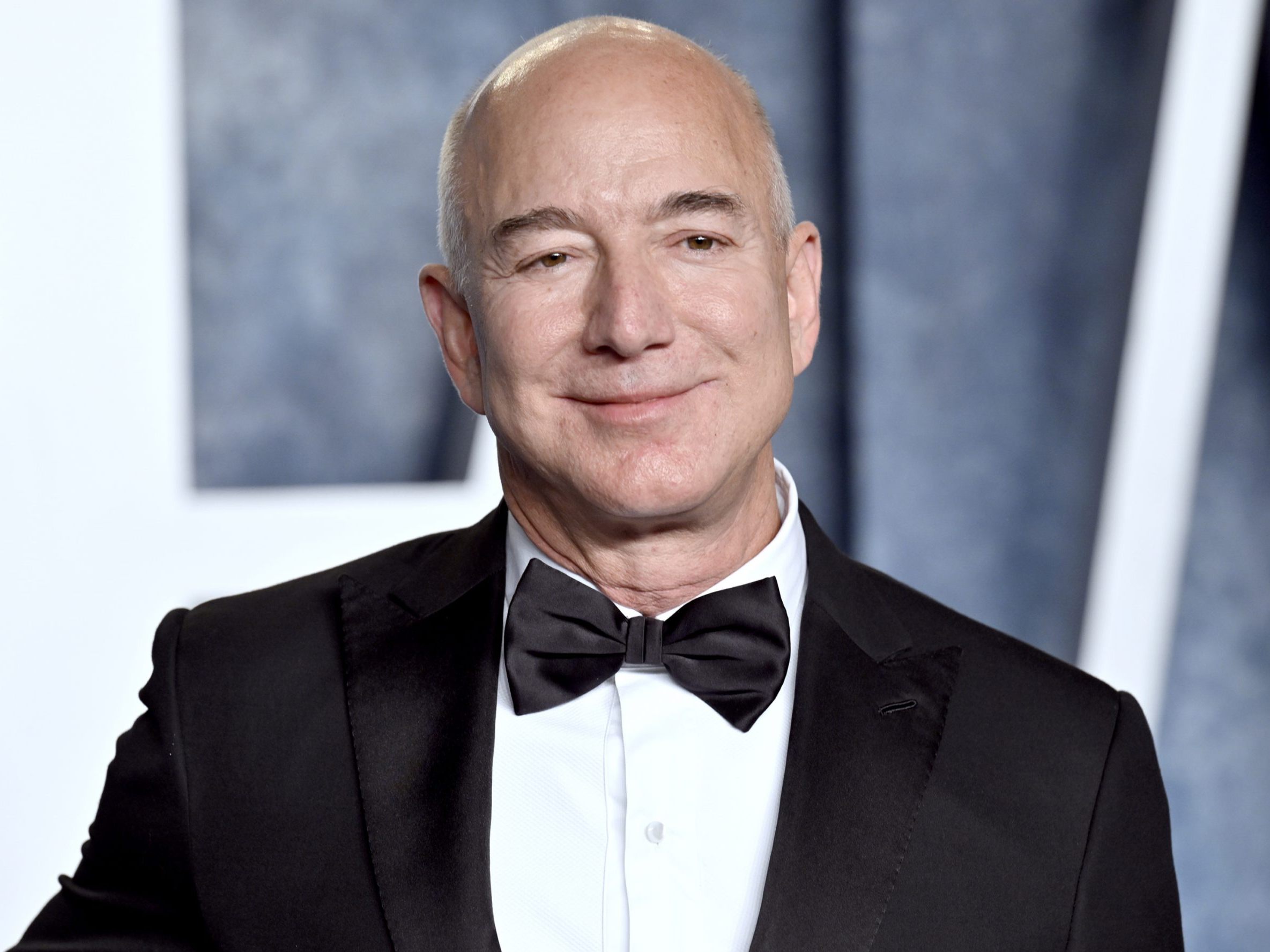 Jeff Bezos kommt am Sonntag, 12. März 2023, zur Vanity Fair Oscar Party im Wallis Annenberg Center for the Performing Arts in Beverly Hills, Kalifornien.