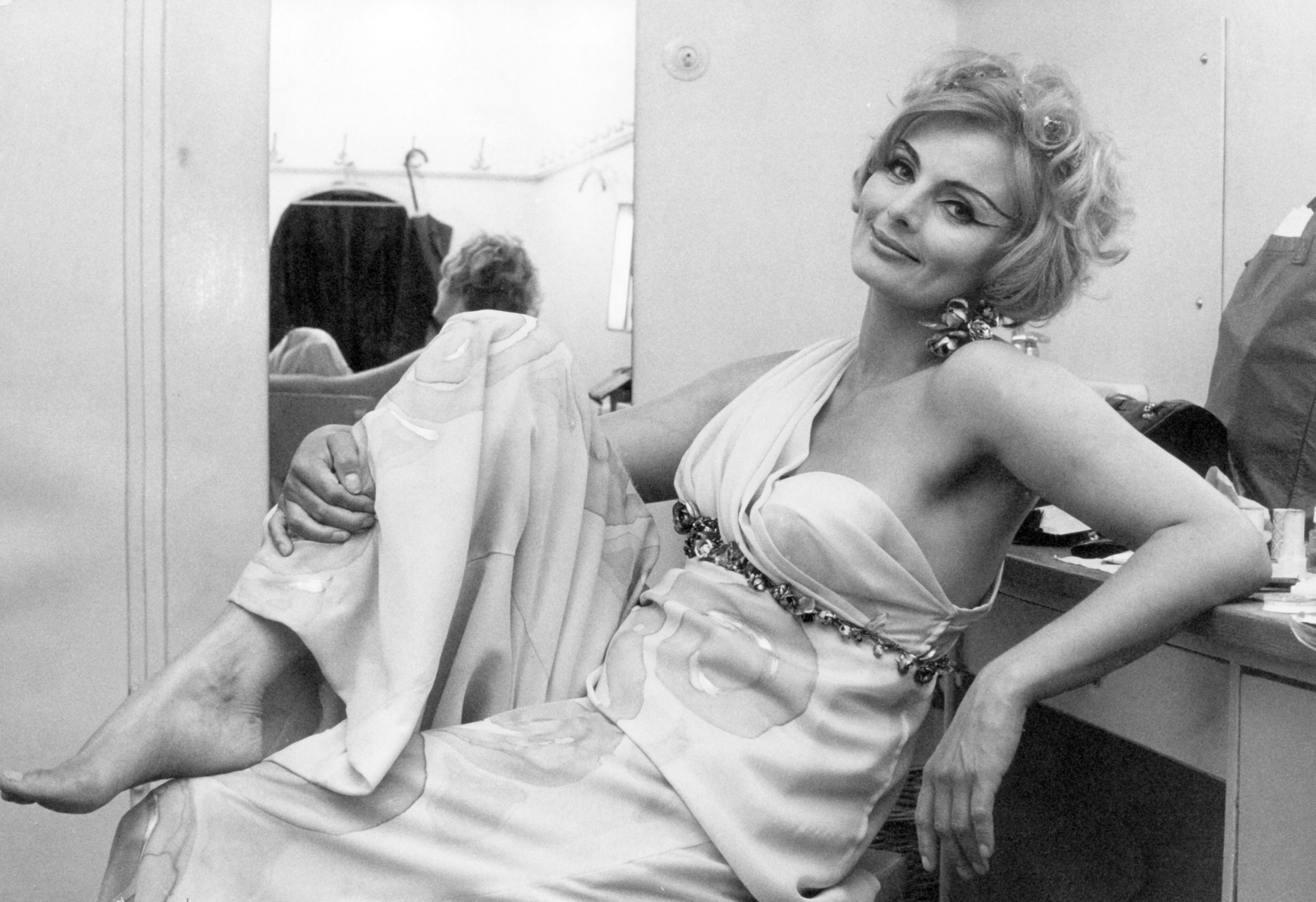 Die deutsche Schauspielerin Ruth Maria Kubitschek als Helena in "Die Troerinnen des Euripides" in ihrer Garderobe in den Münchner Kammerspielen am 15.07.1968.