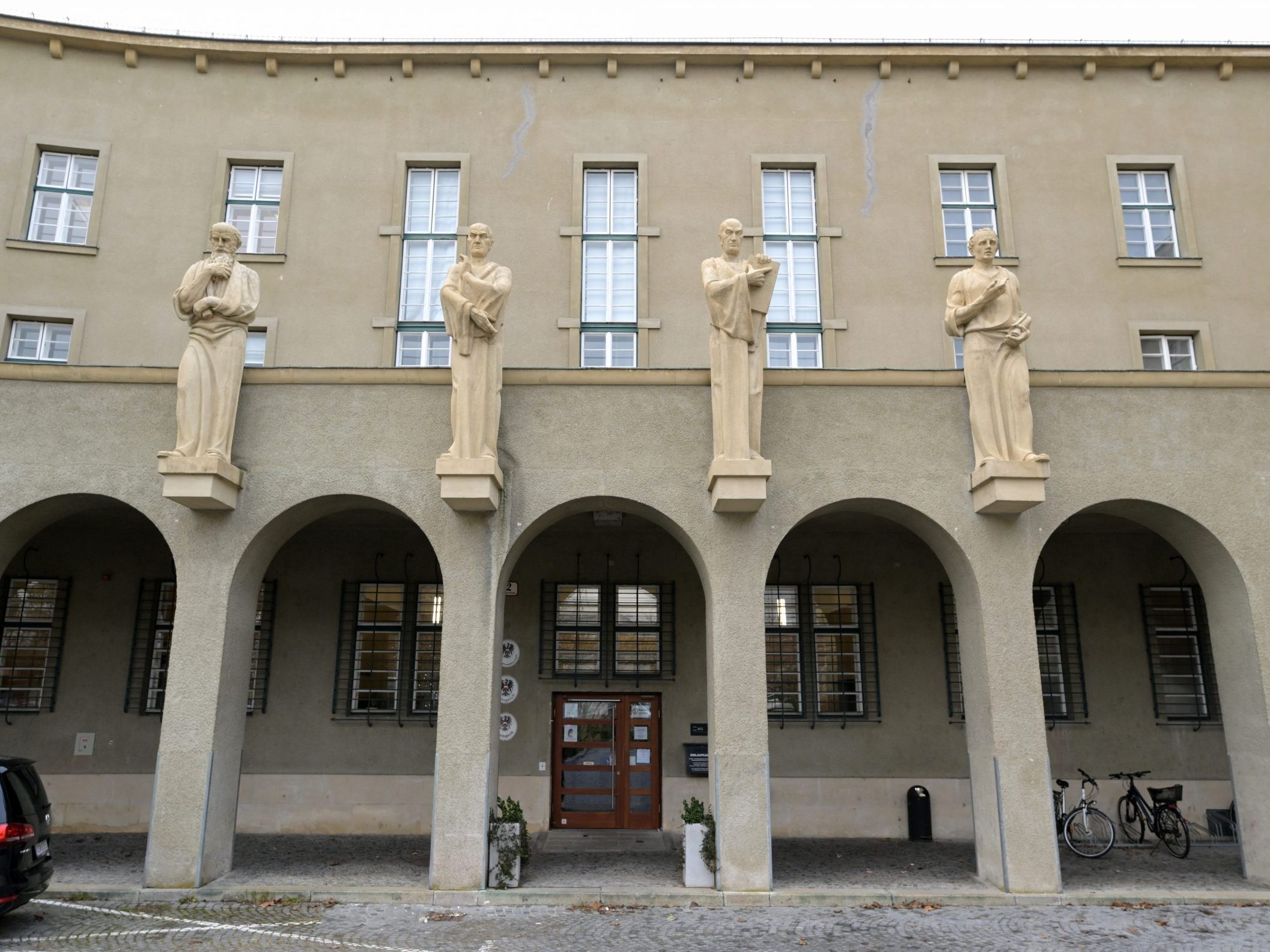 Ein Kremser Dreiersenat hört Josef F. an.
