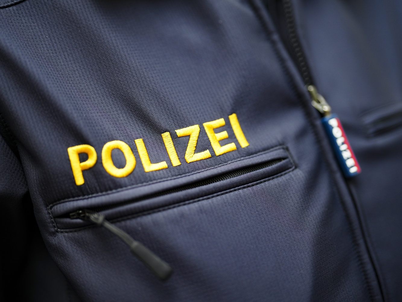 Die Suche ging laut Polizei am Samstag weiter. Der Niederösterreicher war diese Woche beobachtet worden, wie er sich im Bereich des Neusiedler Sees Eislaufschuhe anzog.