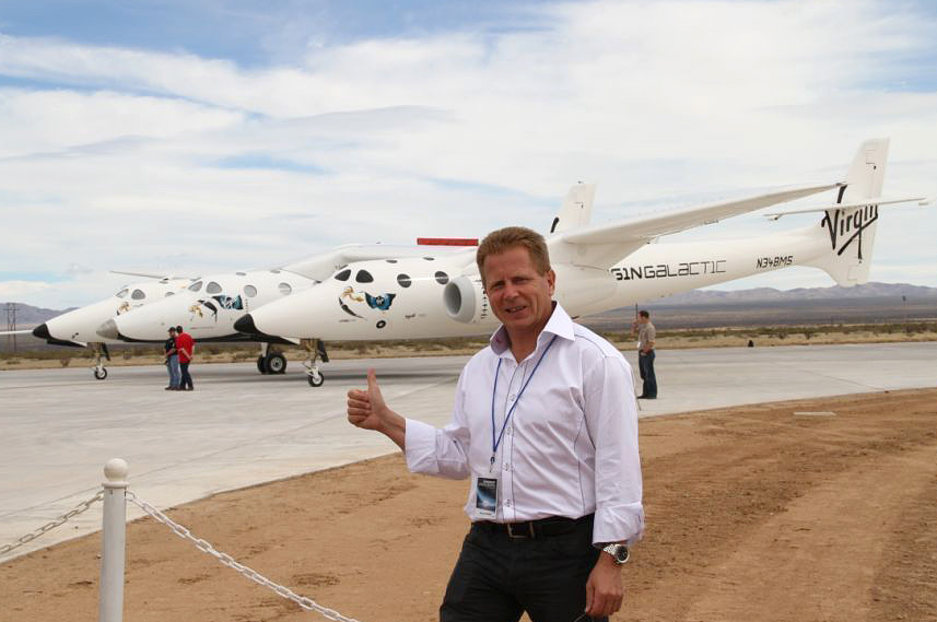 Der Wiener Franz Haider vor dem Spaceship 2 in New Mexico 2010.