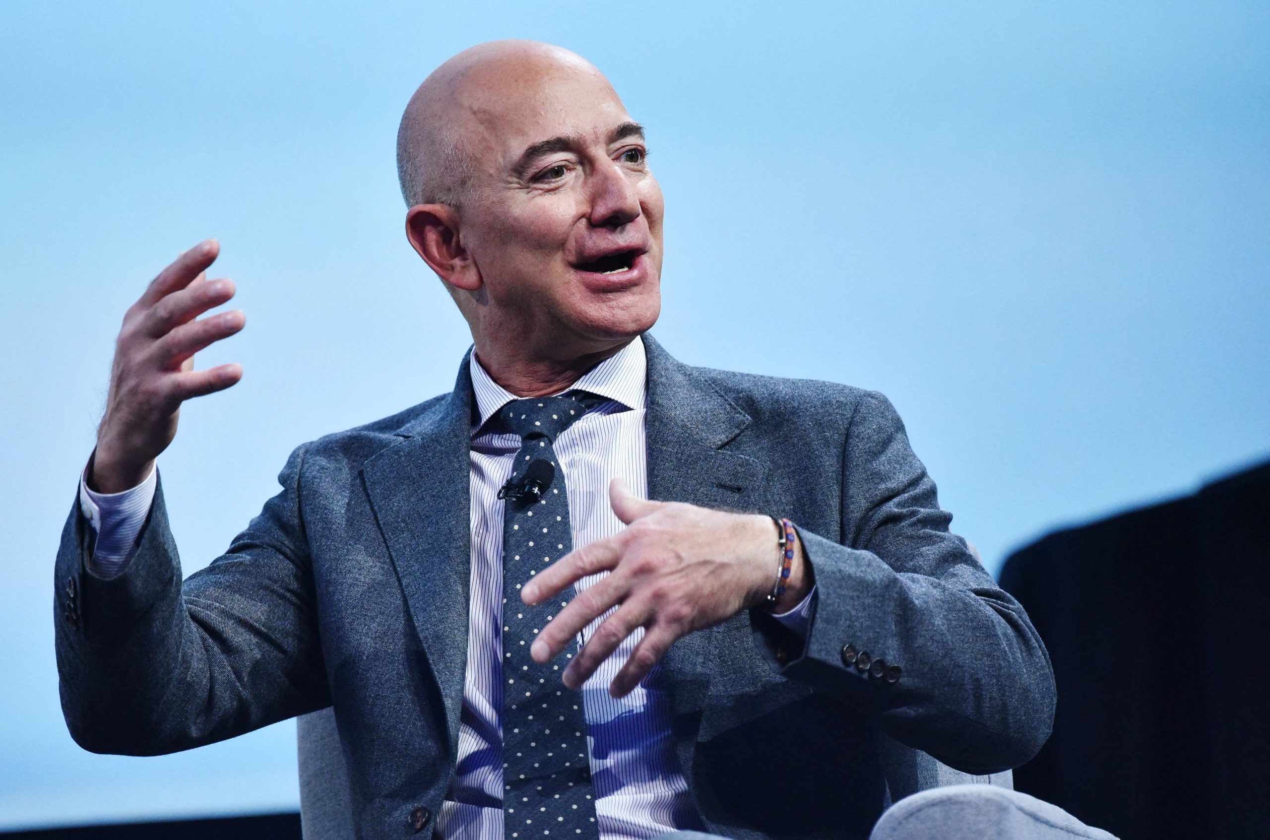 Amazon-Gründer Jeff Bezos sagte zum ersten Mal, dass er den Großteil seines 124-Milliarden-Dollar-Vermögens für wohltätige Zwecke spenden werde, warnte jedoch davor, dass es schwierig sein werde, dies effektiv zu tun.
