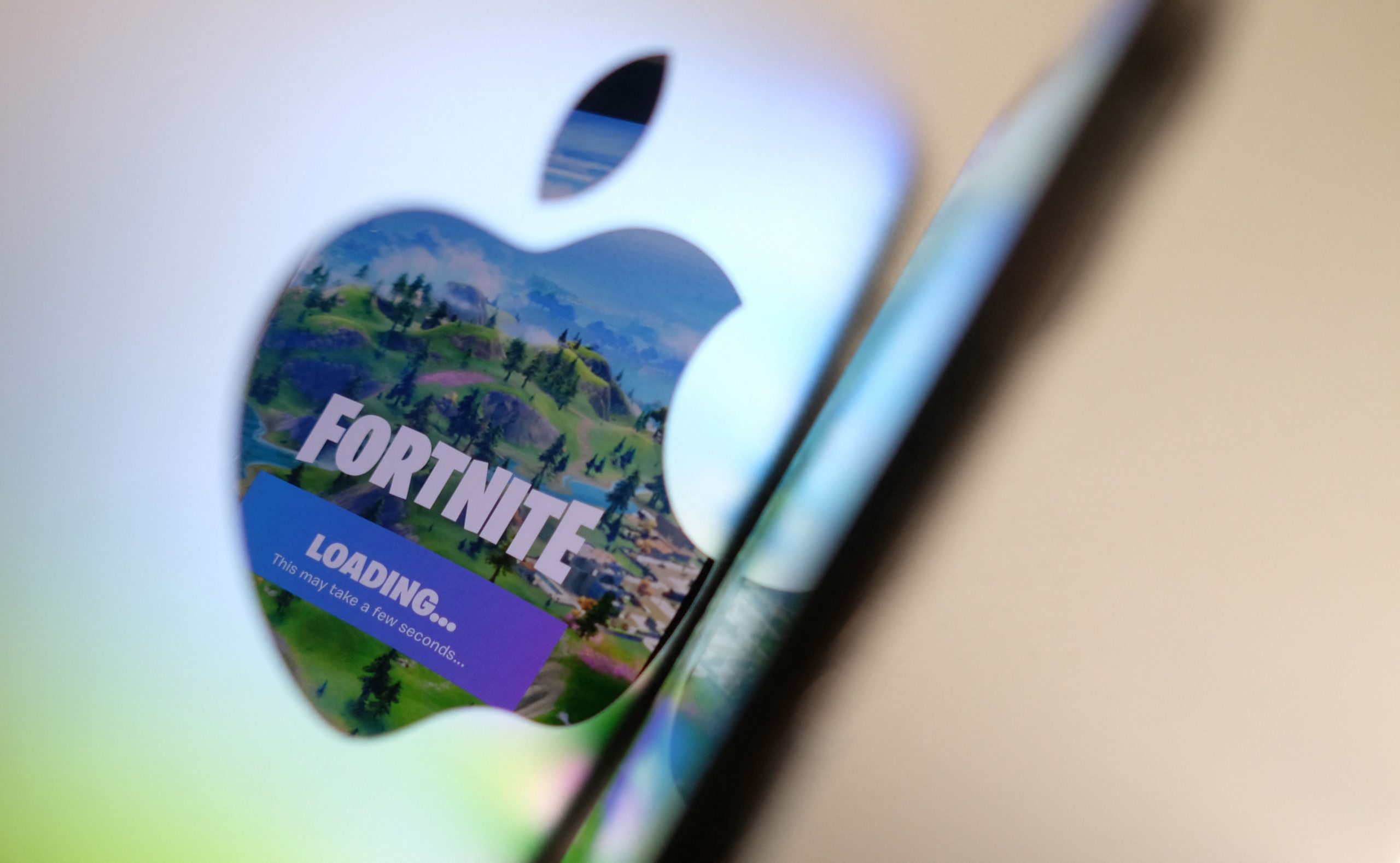 Dieses am 3. Mai 2021 aufgenommene Dateiillustrationsfoto zeigt den Eröffnungsbildschirm von Epic Games Fortnite im Spiegelbild des Apple-Logos auf der Rückseite eines iMac-Computers in Los Angeles. – Chinesische Nutzer bestätigten am 15. November 2021, dass sie aufgrund eines Vorgehens der Behörden gegen Titel mit übermäßiger Gewalt nicht mehr auf das beliebte Survival-Spiel Fortnite zugreifen konnten.