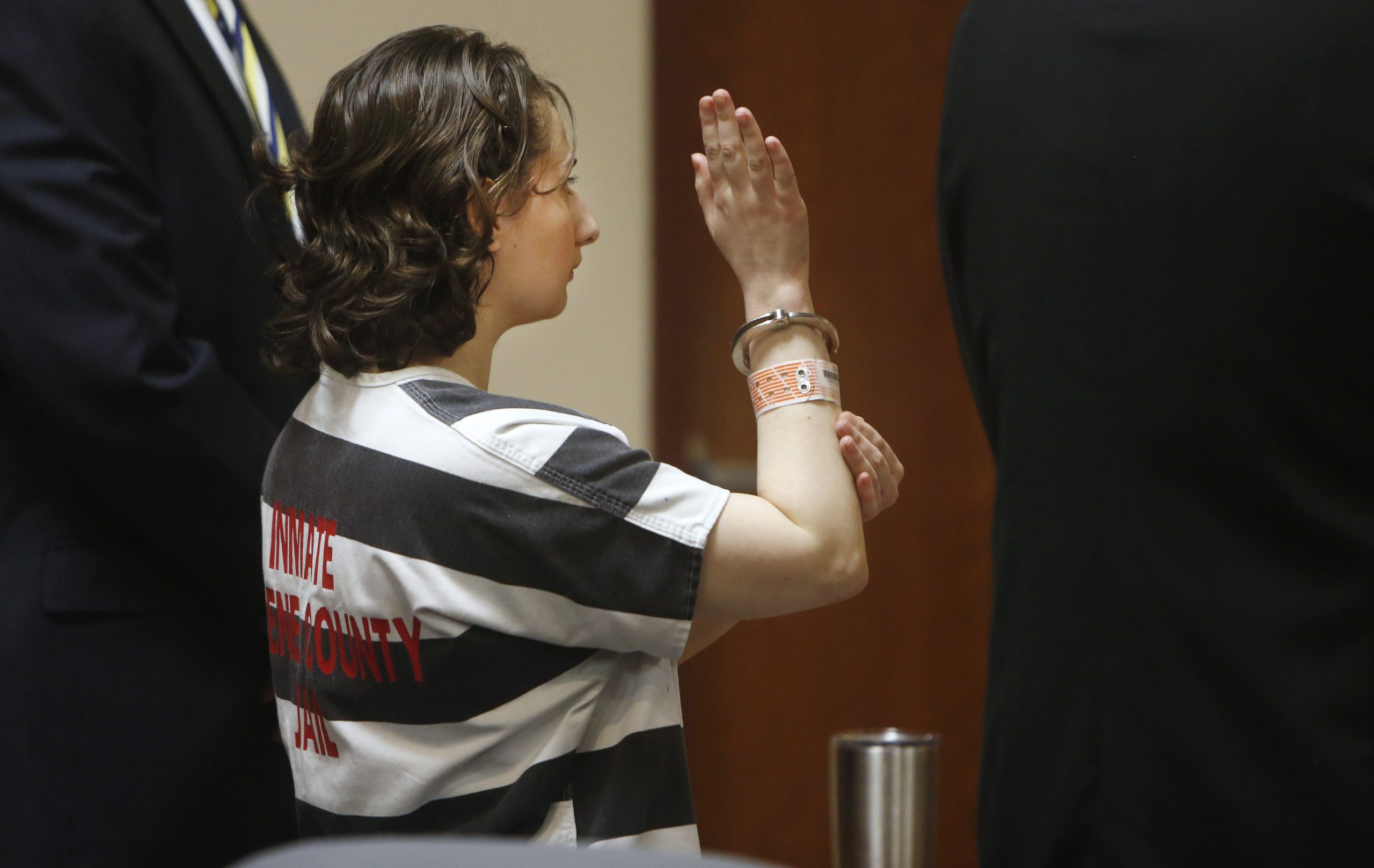 Gypsy Rose Blanchard hebt ihre rechte Hand und schwört einen Eid, während sie sich während ihres Gerichtsauftritts des Mordes zweiten Grades schuldig bekennt