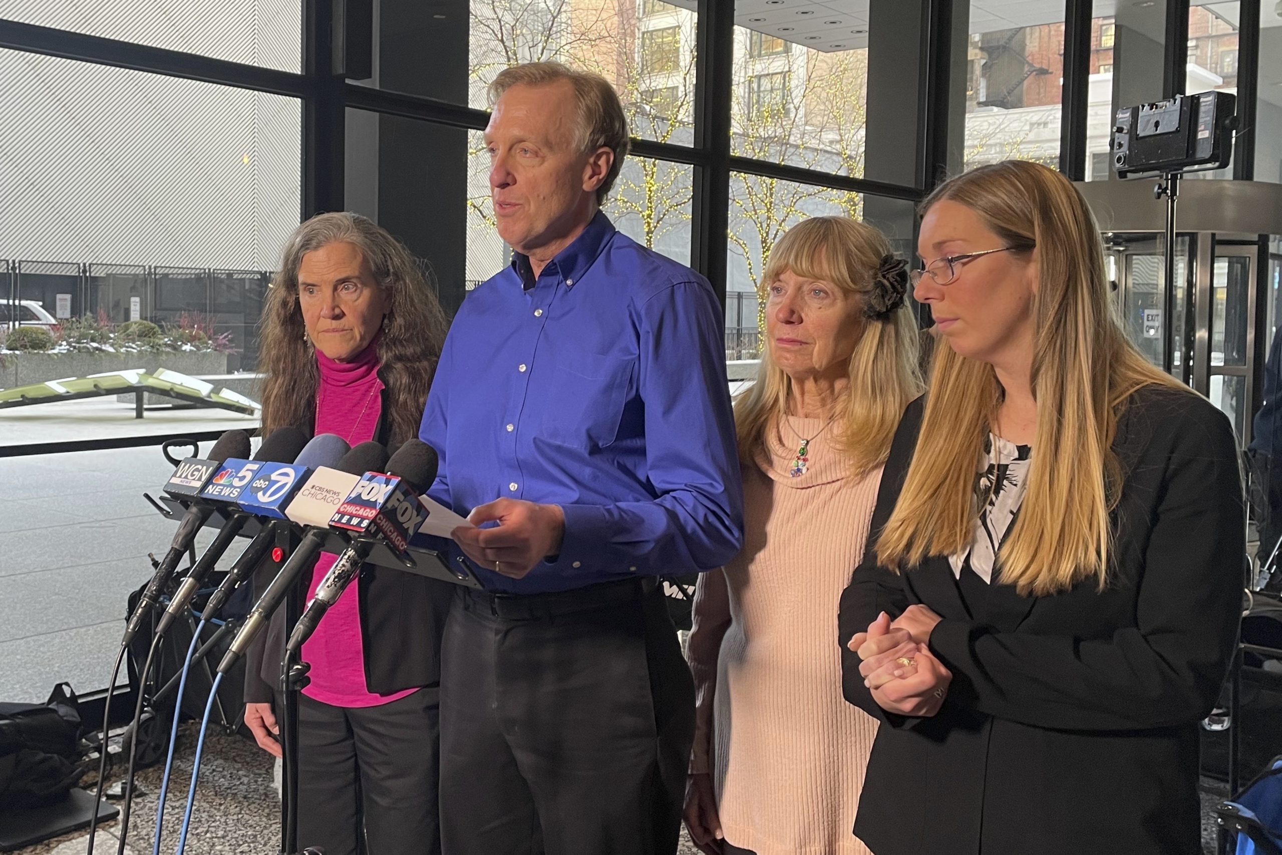 Bill Wiese, der Onkel von Heather Mack und Bruder von Sheila von Wiese-Mack, erzählt es Reportern nach Macks Verurteilung im Dirksen Federal Courthouse in Chicago am Mittwoch, 17. Januar 2024.