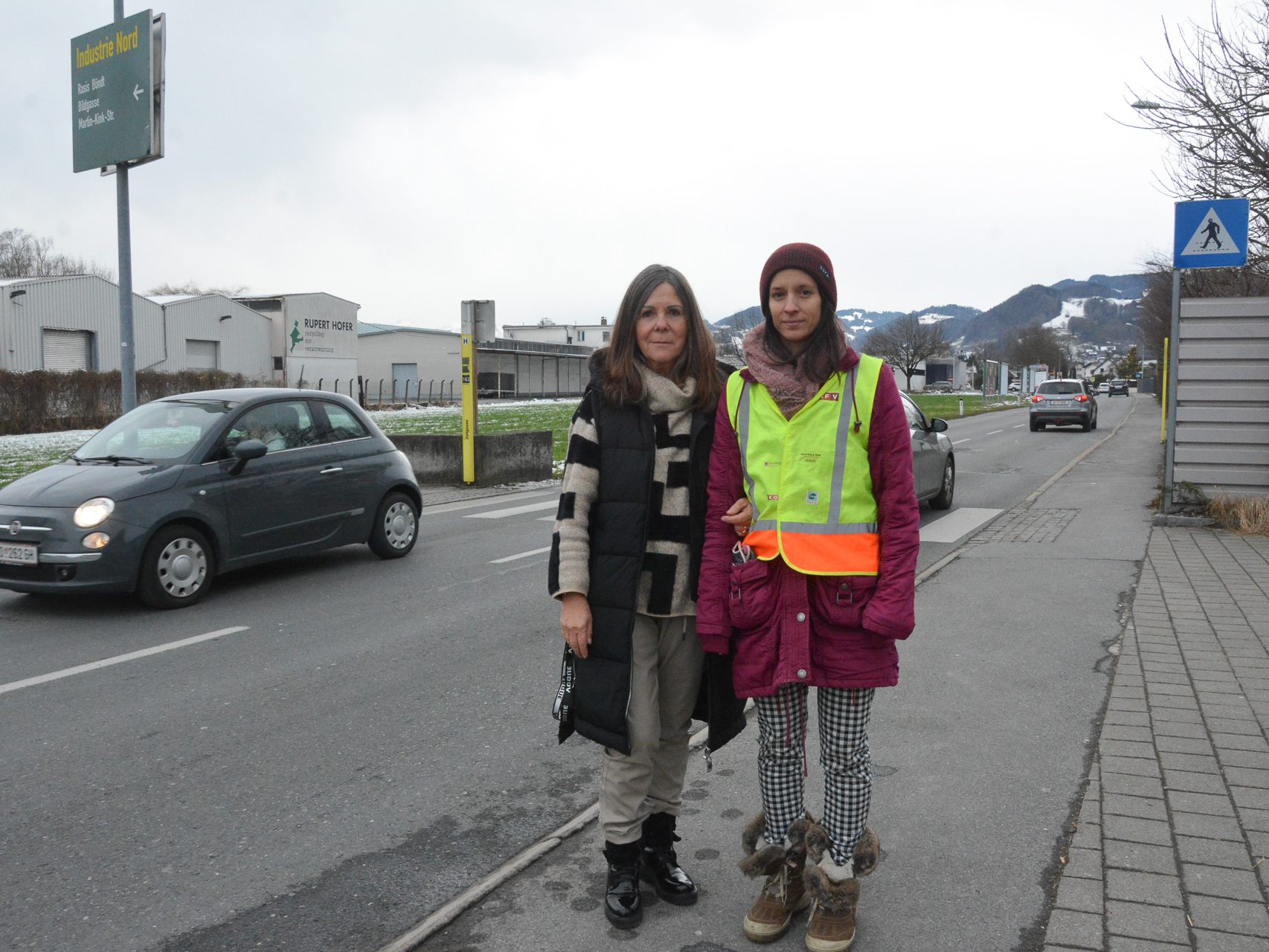Die Anrainerinnen Karin Bitschnau und Amelie Merten hoffen auf eine Beruhigung der angespannten Verkehrssituation in der Zellgasse.