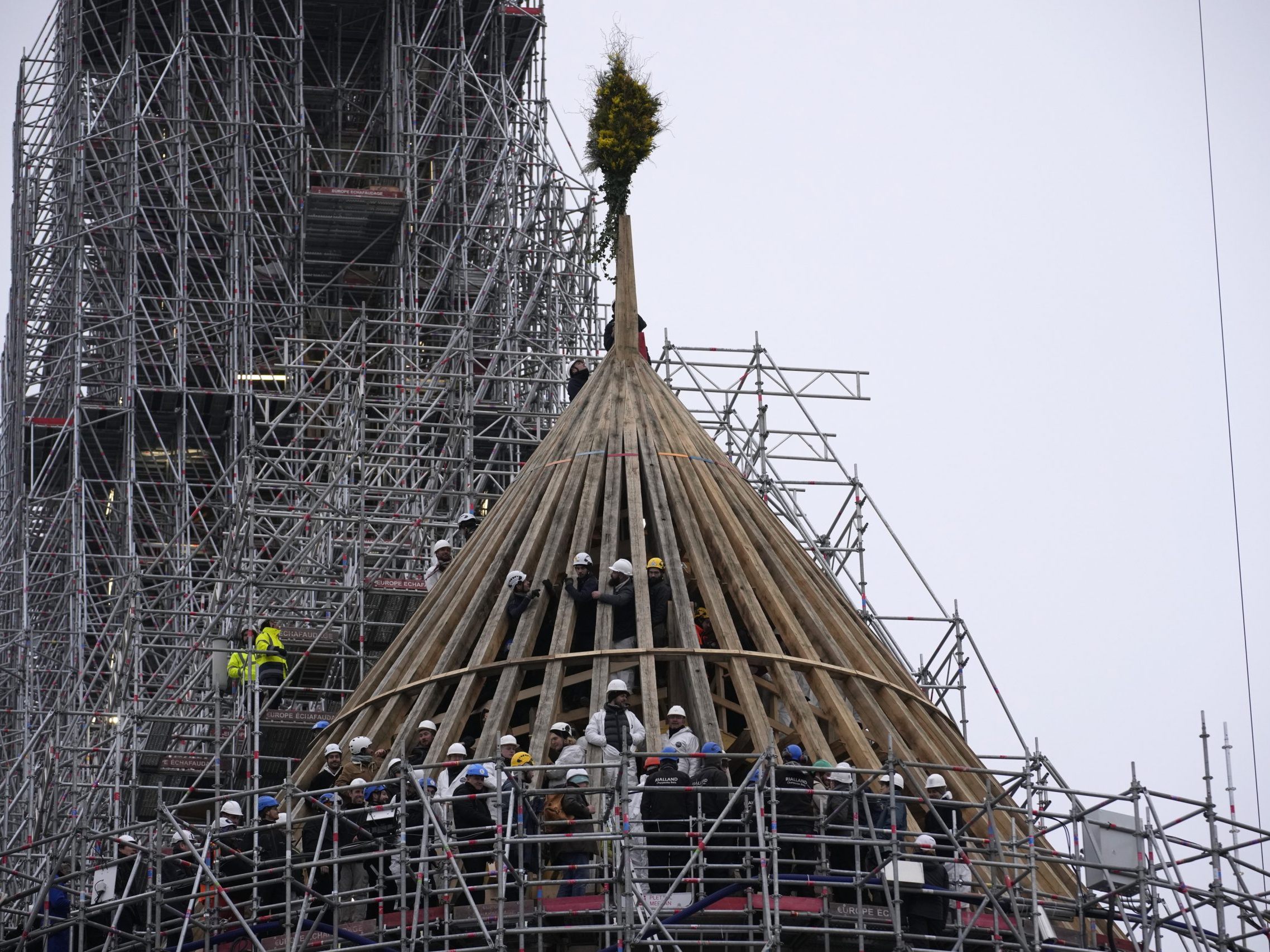 Der Wiederaufbau in Paris ist in vollem Gange.