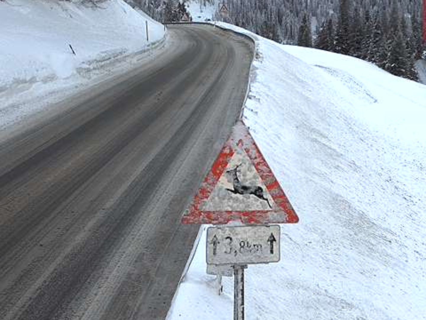 Zwei Lawinenabgänge am Arlbergpass.