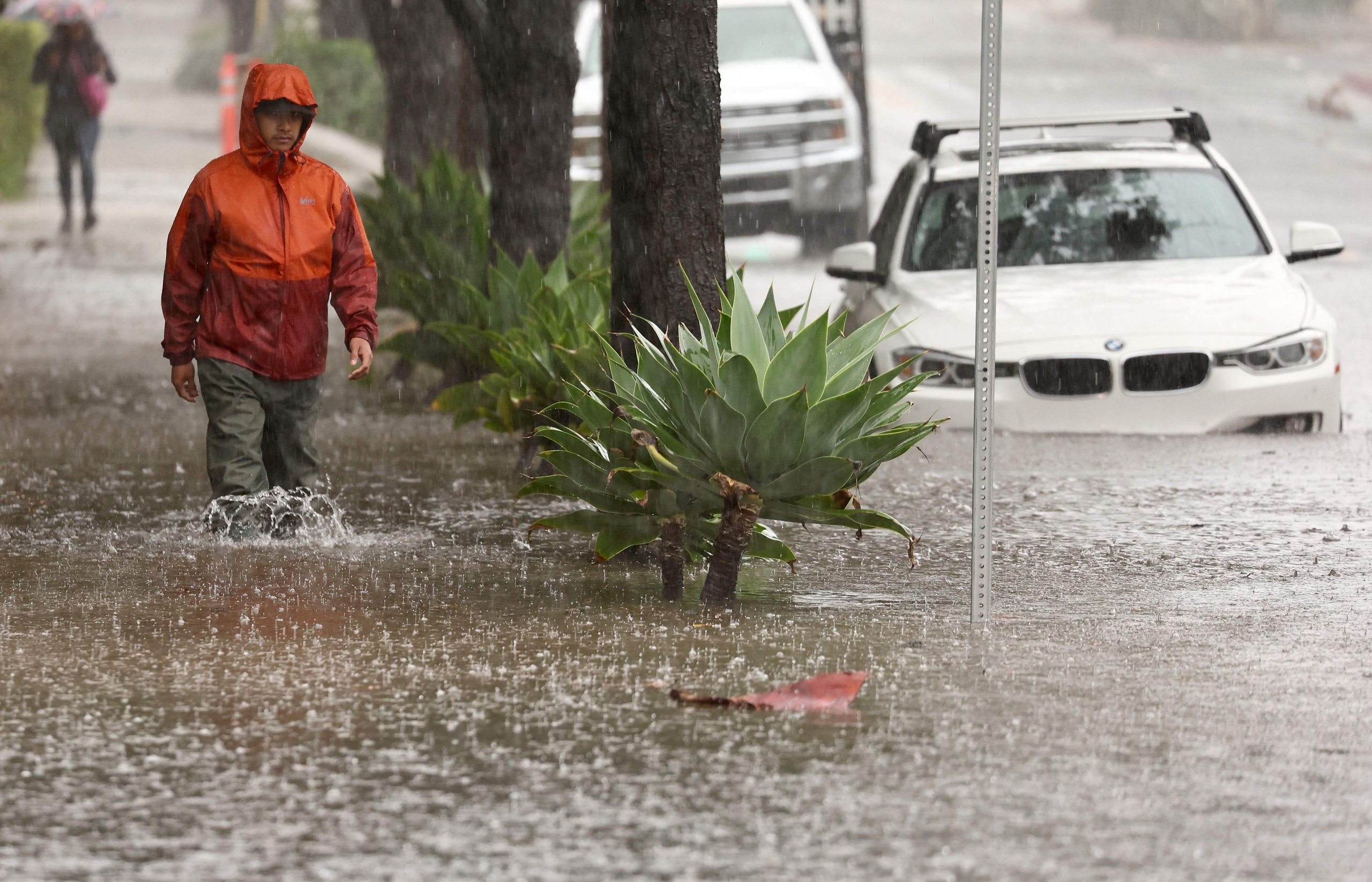 Eine Person geht durch Hochwasser, während am 4. Februar 2024 in Santa Barbara, Kalifornien, ein mächtiger, langanhaltender atmosphärischer Flusssturm, der zweite in weniger als einer Woche, über Kalifornien hereinbricht. 