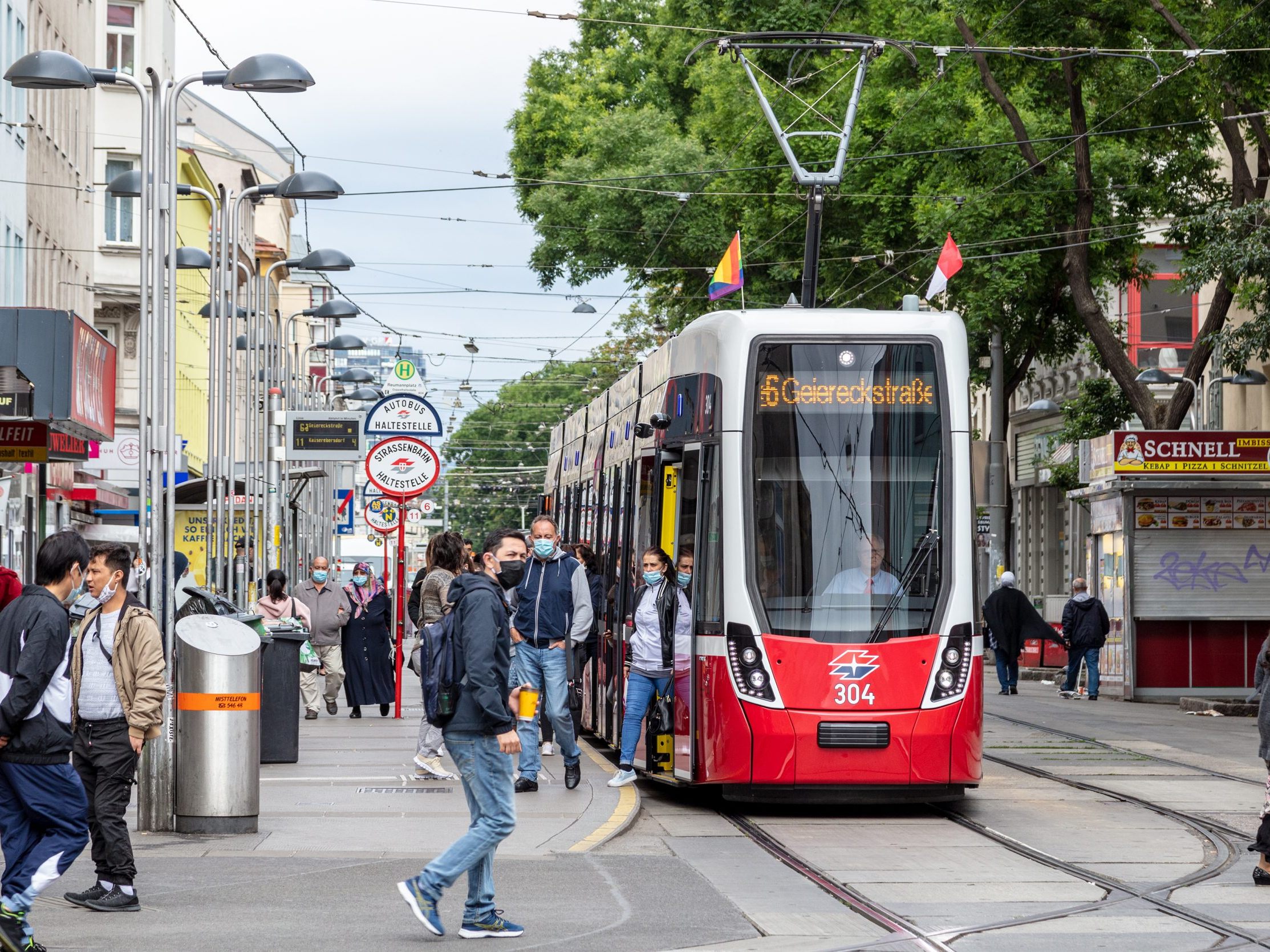Eine Straßenbahn der Linie 6 erfasst in Wien-Favoriten ein Mädchen.