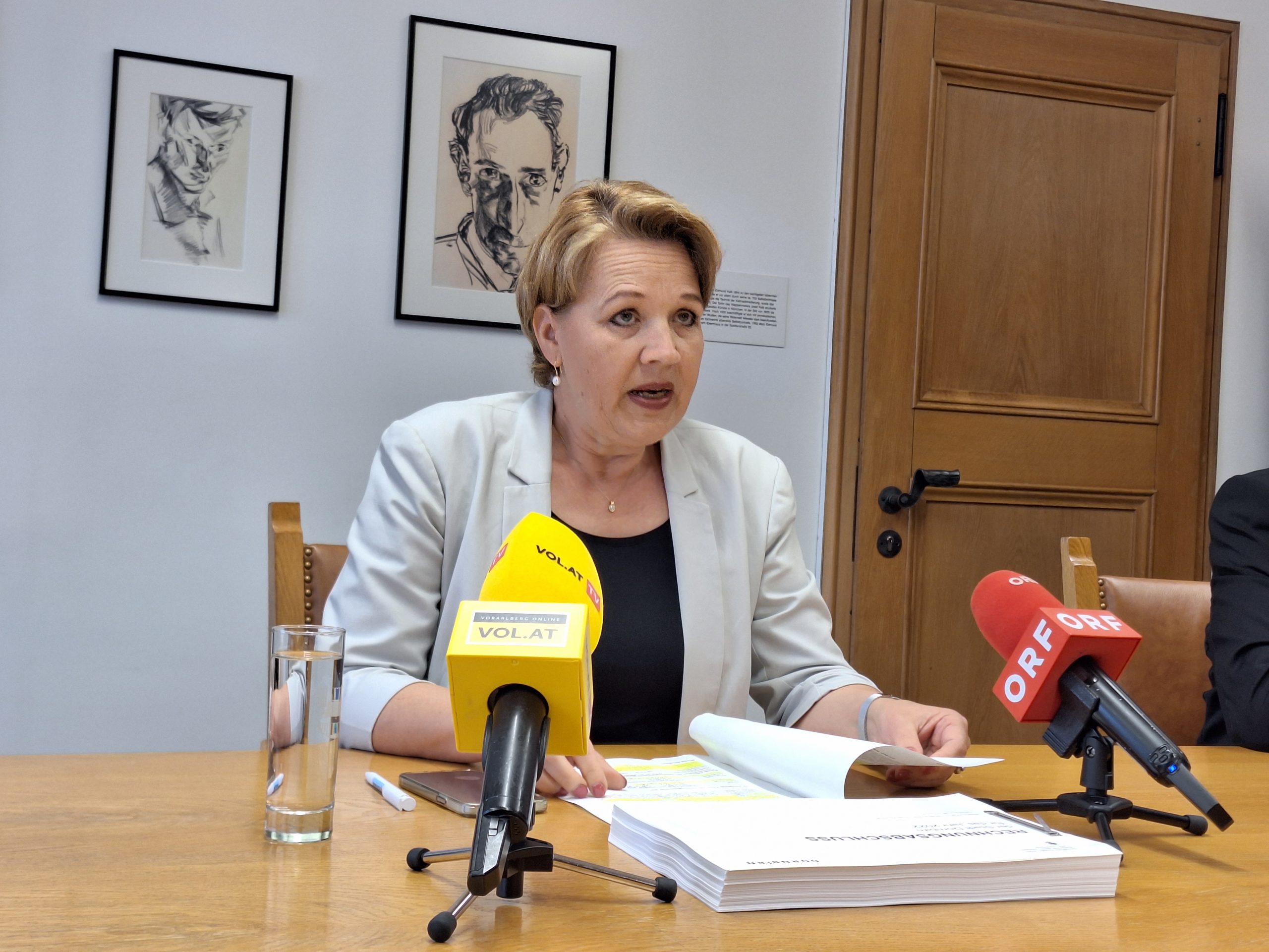  "Damit verbessern wir das Bürgerservice der Stadtverwaltung. Der Automat steht rund um die Uhr vor dem Rathaus zur Verfügung."