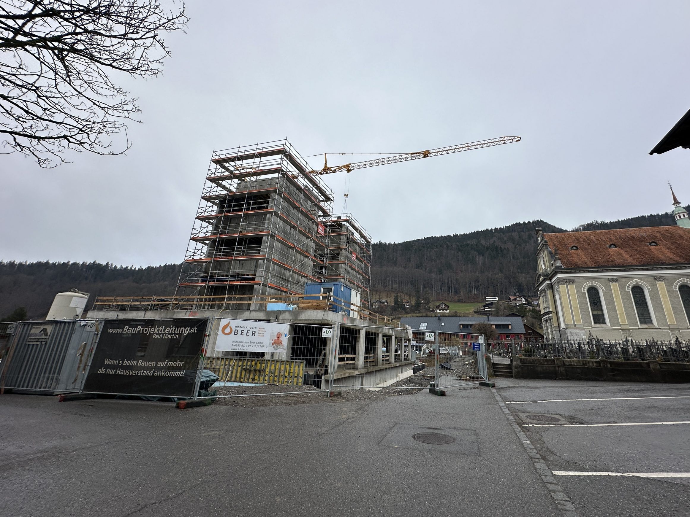 Der Neubau von Volksschule und Kindergarten schreitet voran.