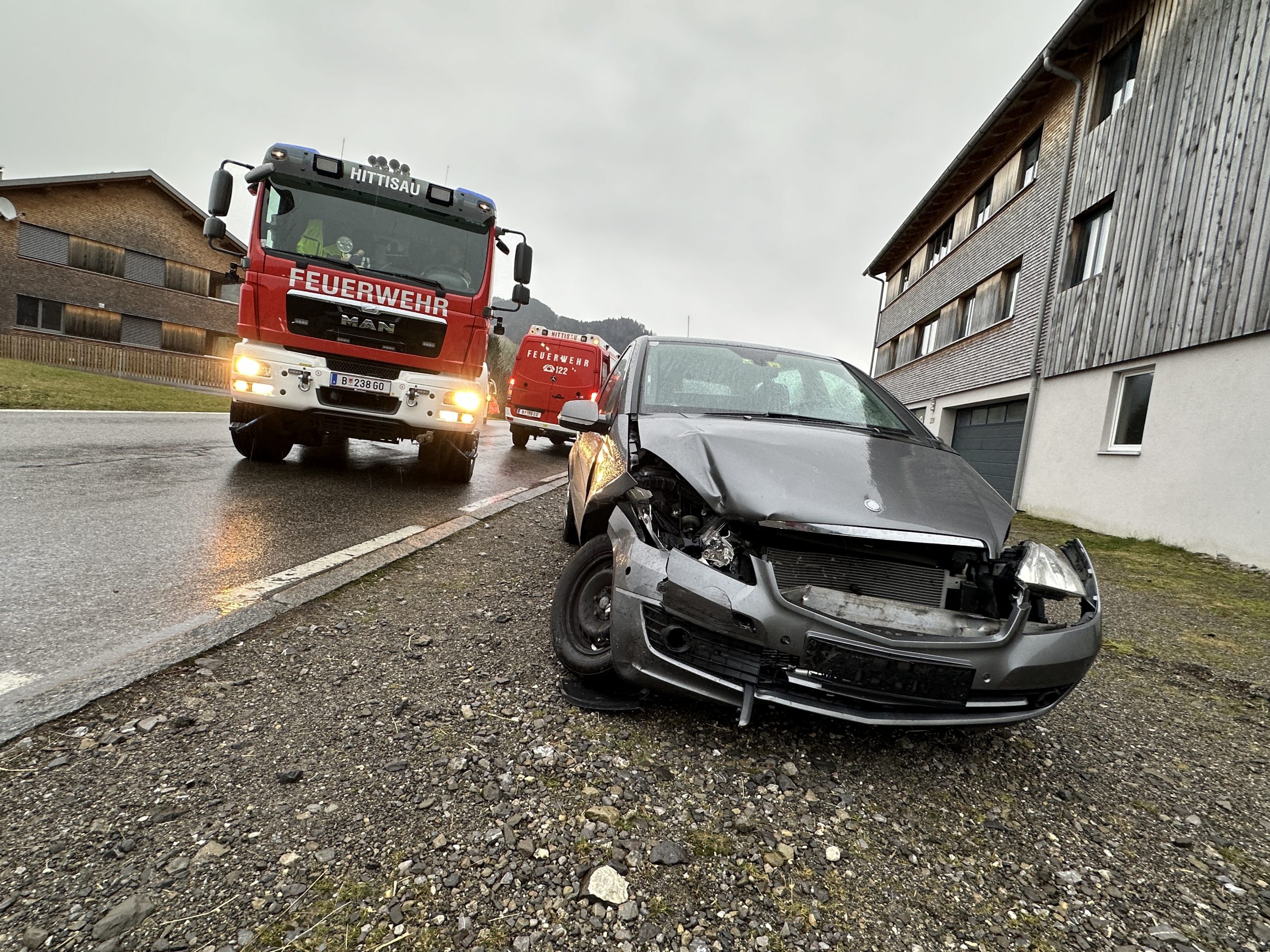 Auch der Mercedes wurde vor allem vorne beschädigt.