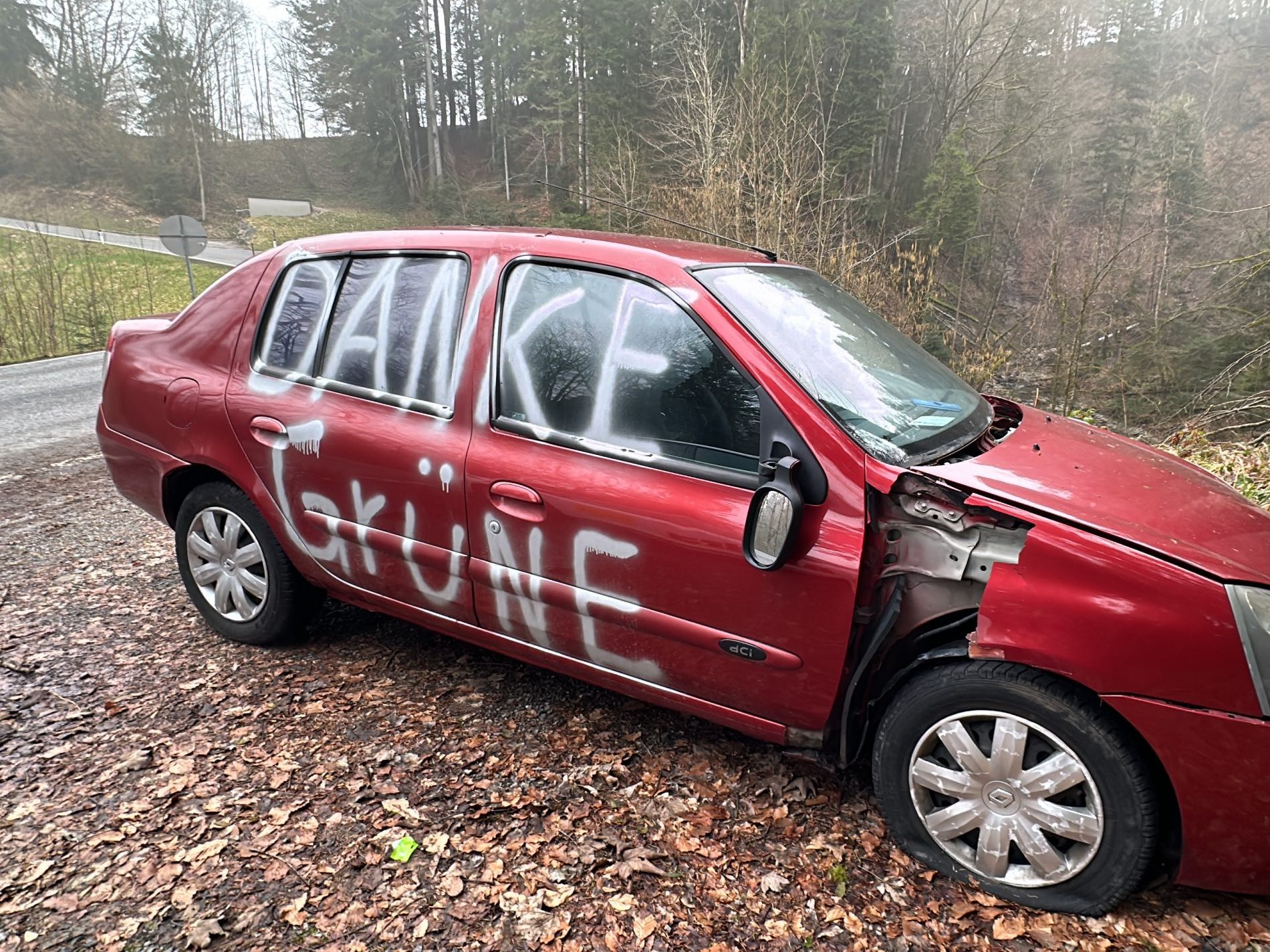 Das Schrottauto steht immer noch an der L200.
