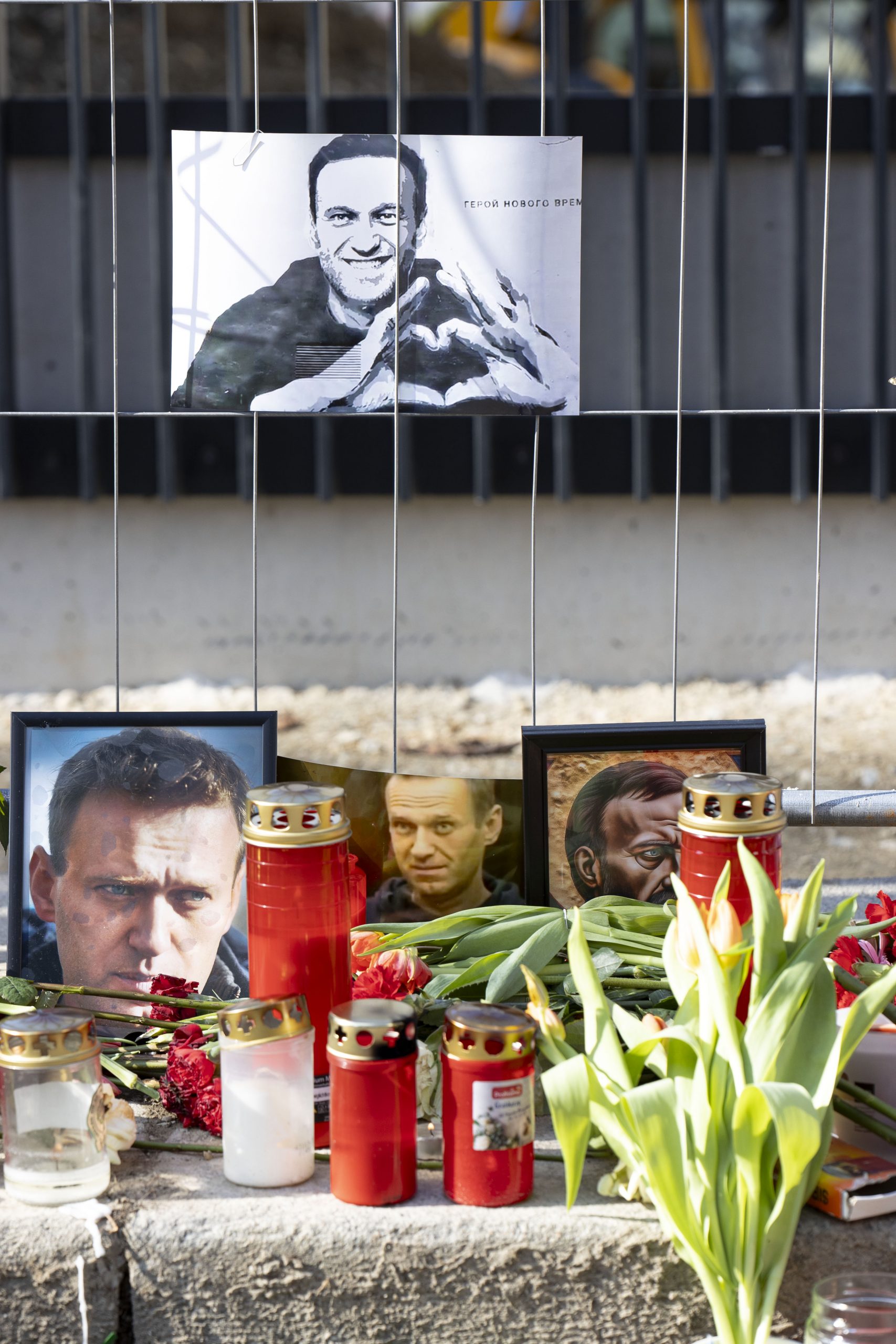 Fotos, Blumen und Kerzen an einer improvisierten Gedenkstätte an den verstorbenen Oppositionsführer Alexej Nawalny, aufgenommen am Sonntag, 18. Februar 2024, vor der Russischen Botschaft in Wien
