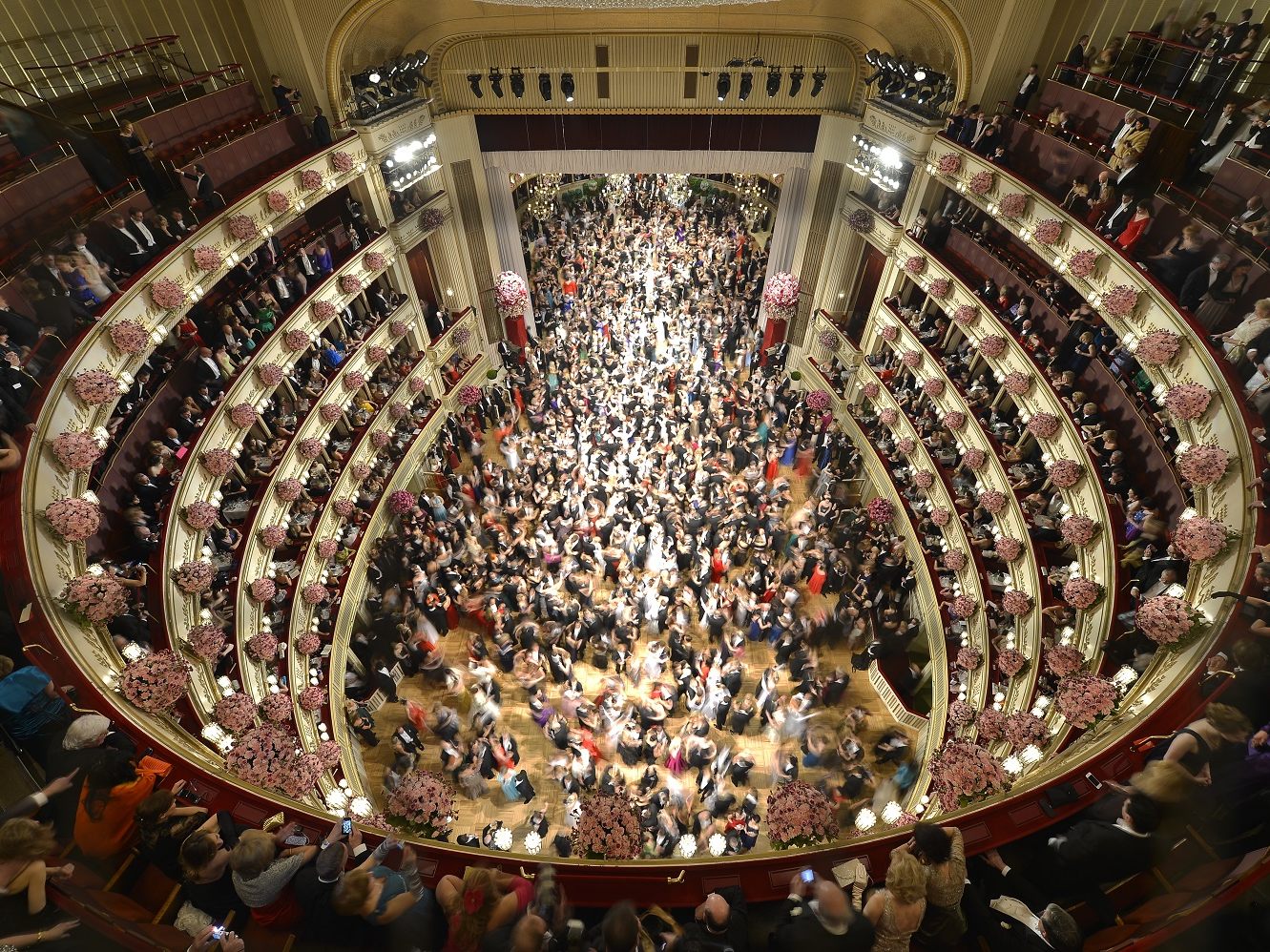 Werner bzw. Deussl haben für den Wiener Opernball 2024 offenbar weitere Käste im Köcher.