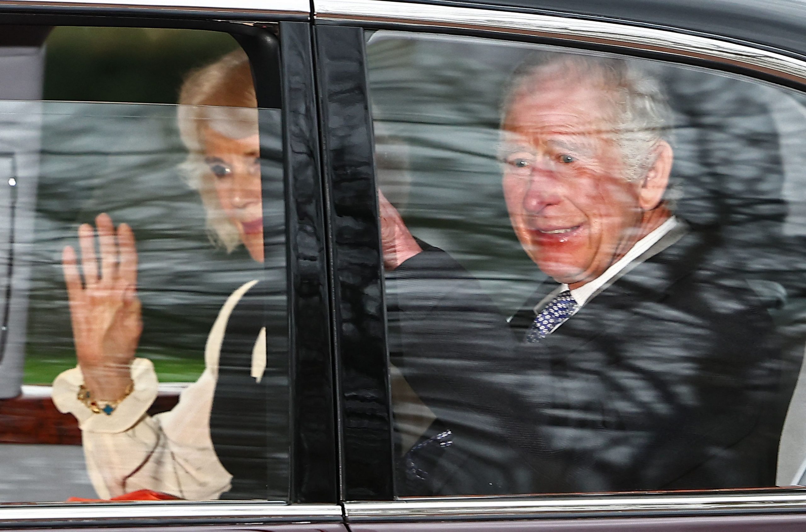 Der entfremdete Sohn von König Charles III., Prinz Harry, soll Berichten zufolge am Dienstag nach London gekommen sein, nachdem bei seinem Vater Krebs diagnostiziert wurde, den Ärzte "frühzeitig erkannten".