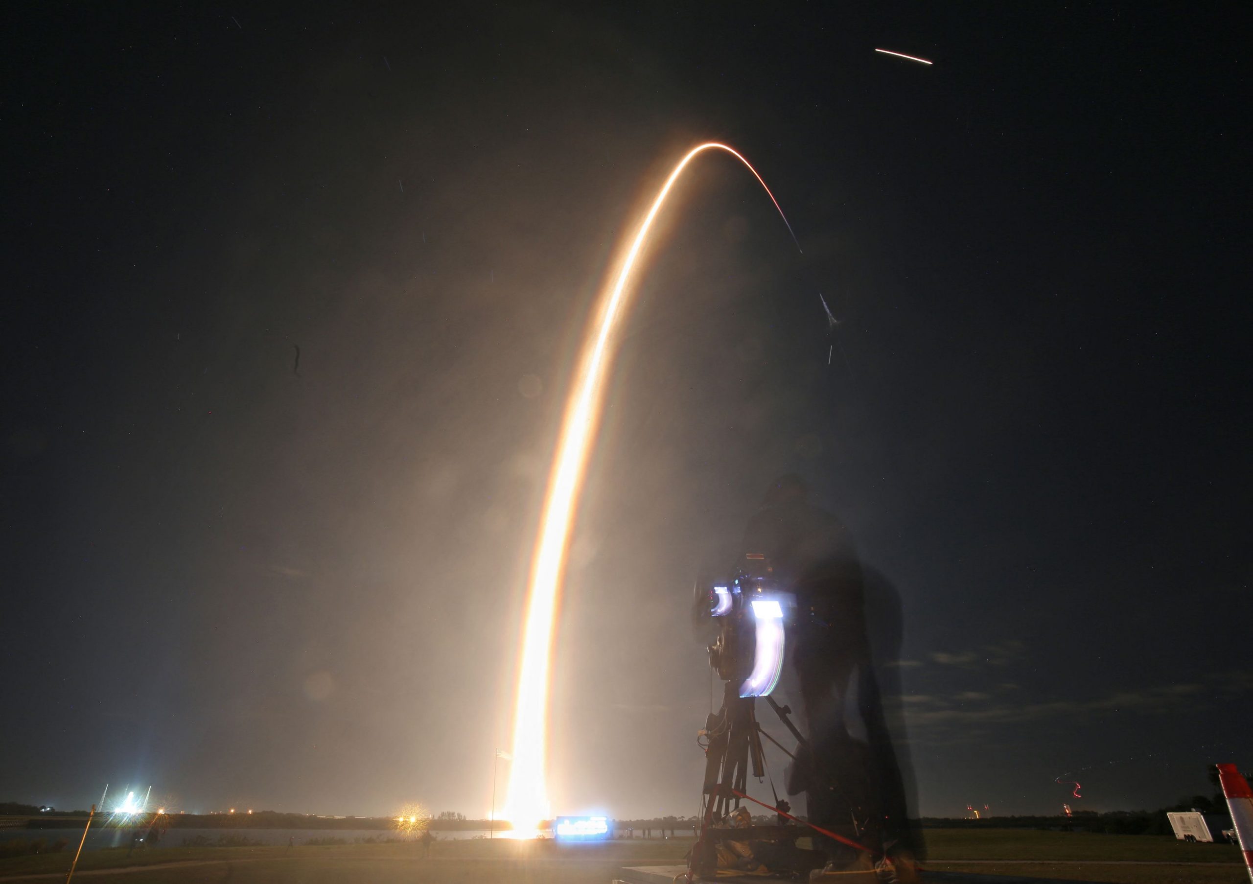 Eine SpaceX Falcon 9-Rakete hebt am 15. Februar 2024 von der Startrampe LC-39A im Kennedy Space Center mit der Mondlandermission Nova-C von Intuitive Machines in Cape Canaveral, Florida, ab.