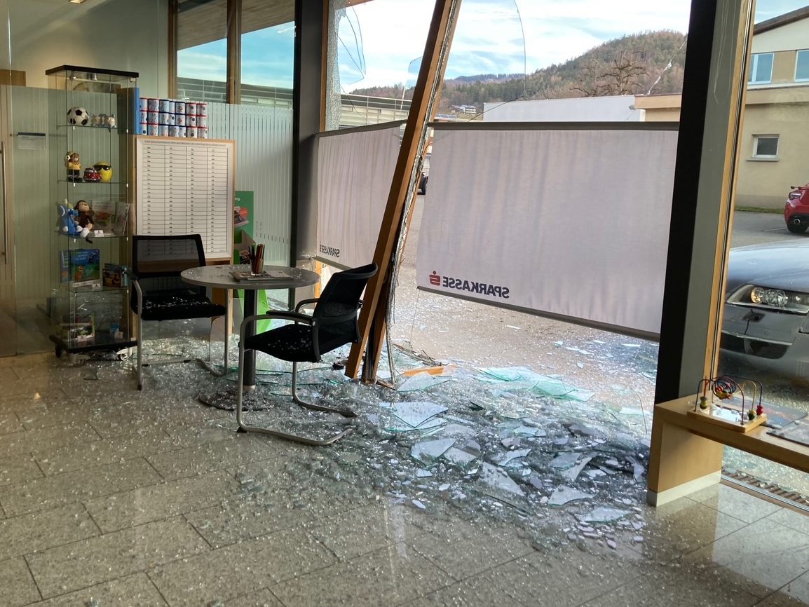 Das Auto krachte durch das Fenster der Bank in Sulz.