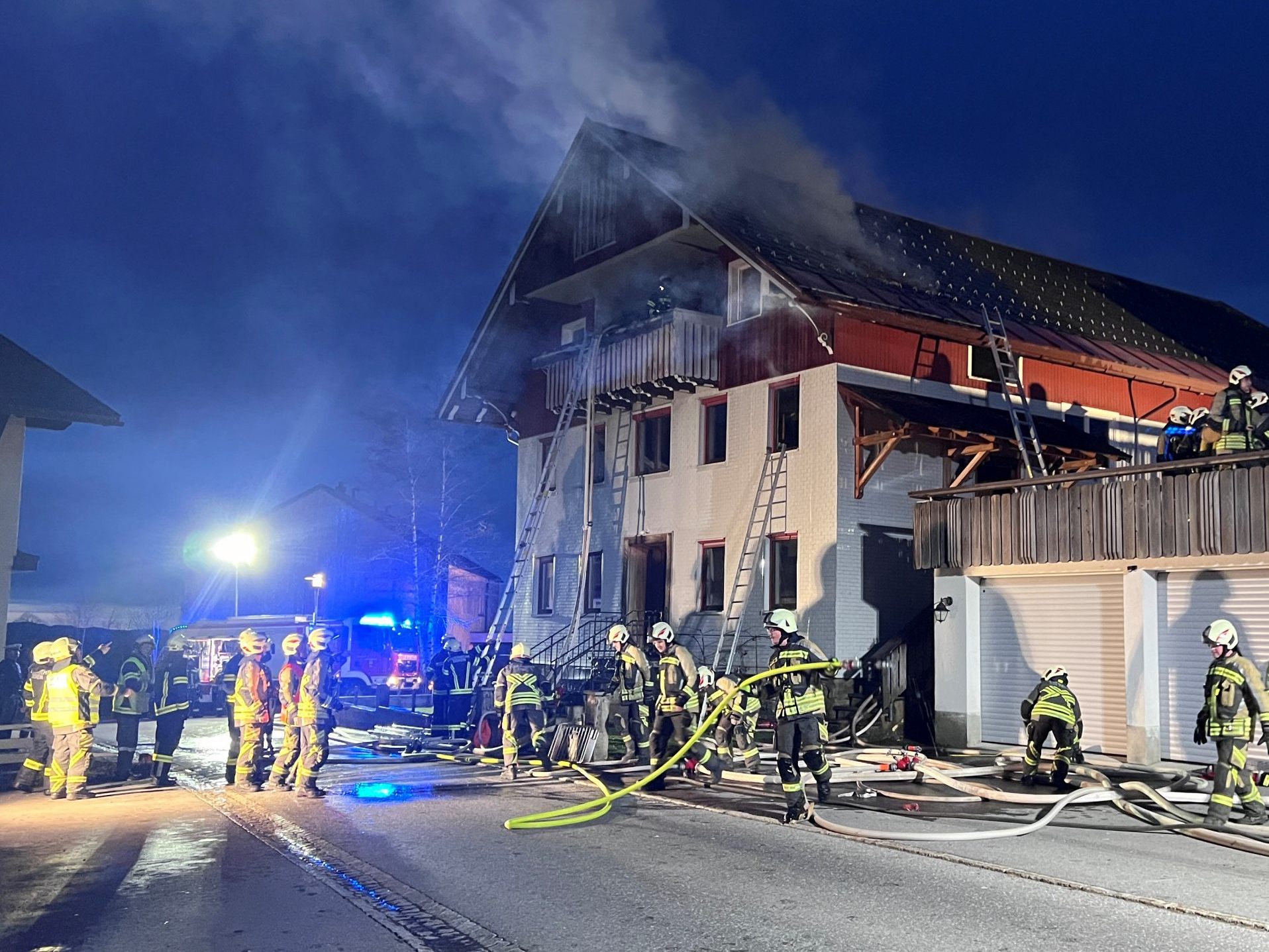 Feuerwehreinsatz wegen Dachstuhlbrand in Sulzberg.