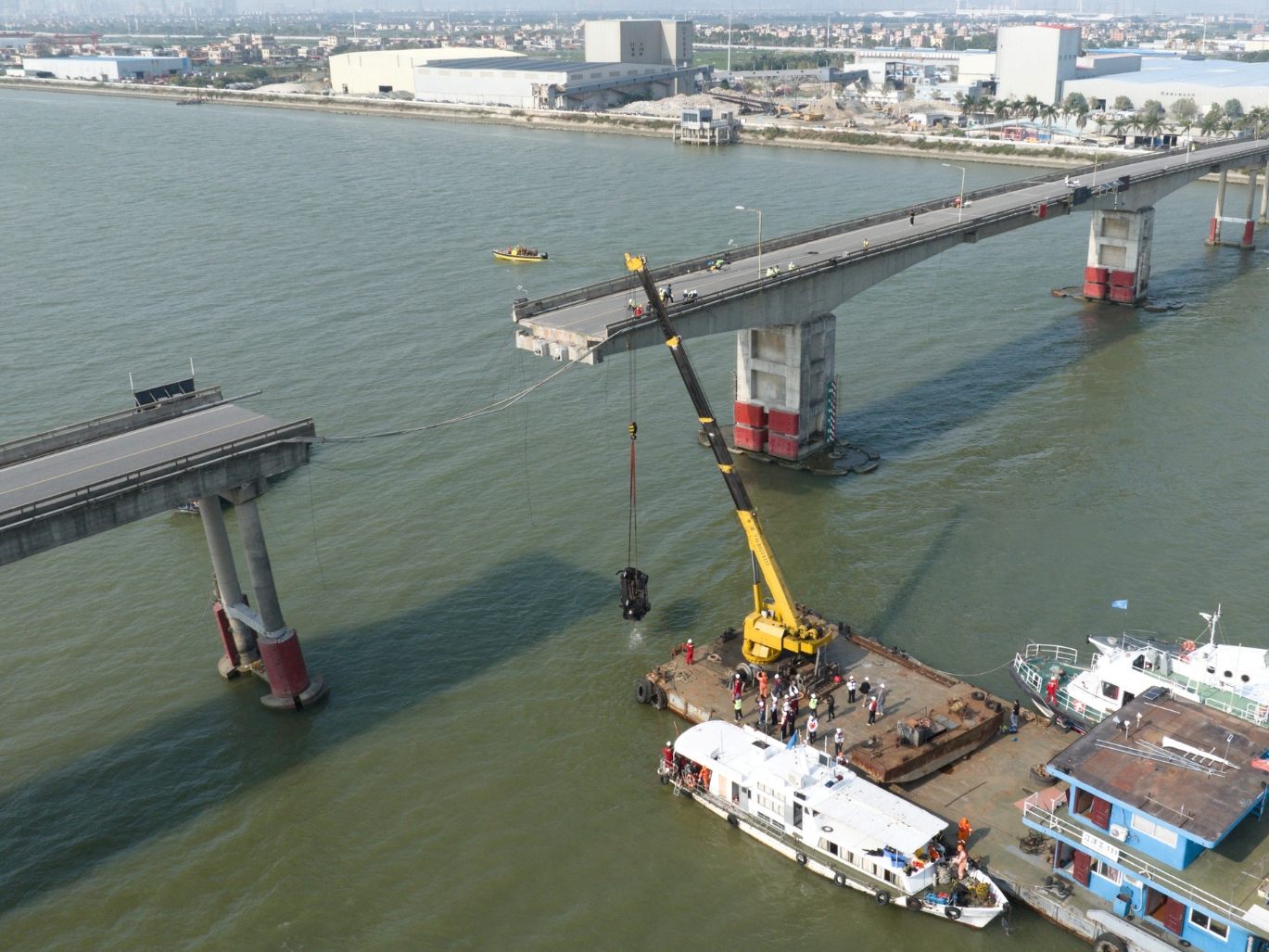 Schiff brachte Brücke zum Einsturz