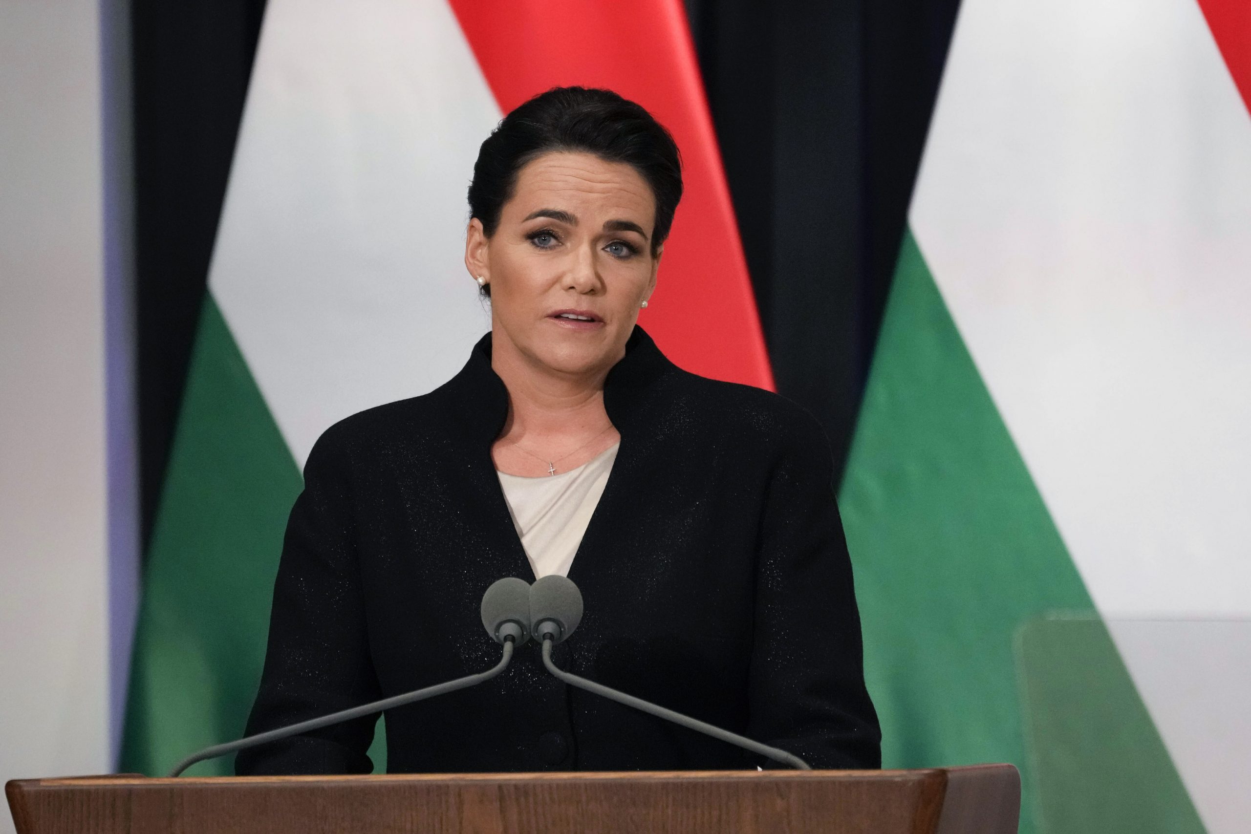 Die ungarische Präsidentin Katalin Novàk hält ihre Rede während des Treffens von Papst Franziskus mit den Behörden, der Zivilgesellschaft und dem diplomatischen Korps im ehemaligen Karmeliterkloster in Budapest, Ungarn, am Freitag, 28. April 2023.