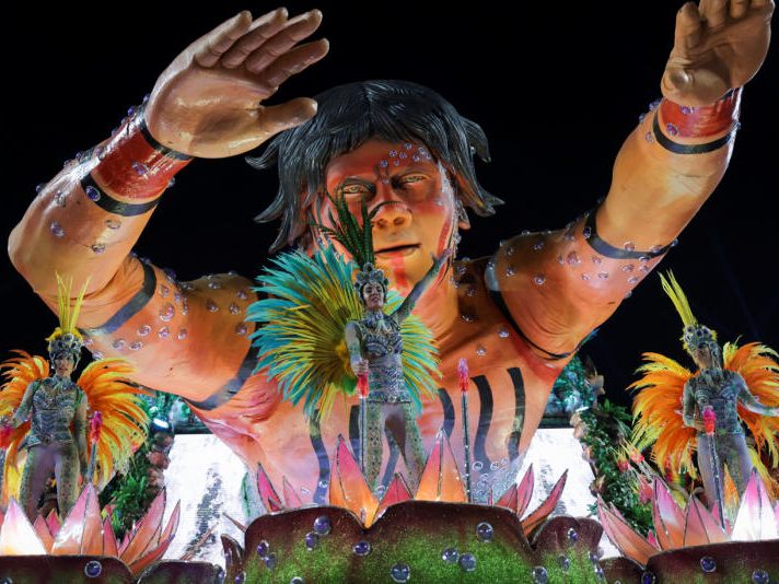 Mit ihrem Auftritt beim Karneval in Rio de Janeiro hat die Sambaschule "Acadêmicos do Salgueiro" zusammen mit Angehörigen des indigenen Volkes der Yanomami gefordert, den illegalen Bergbau im Amazonas-Gebiet zu stoppen.