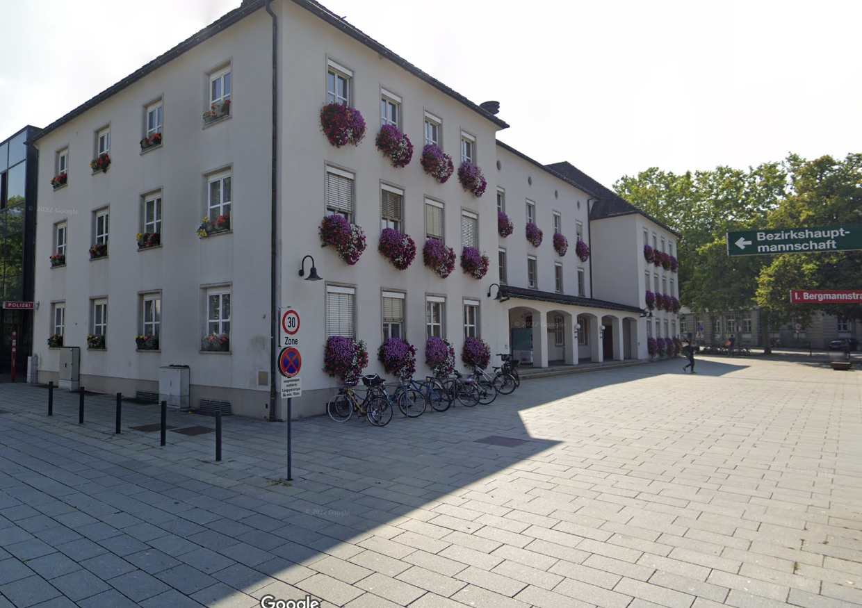 Der neue Automat befindet sich neben dem Rathauseingang an der Bergmannstraße
