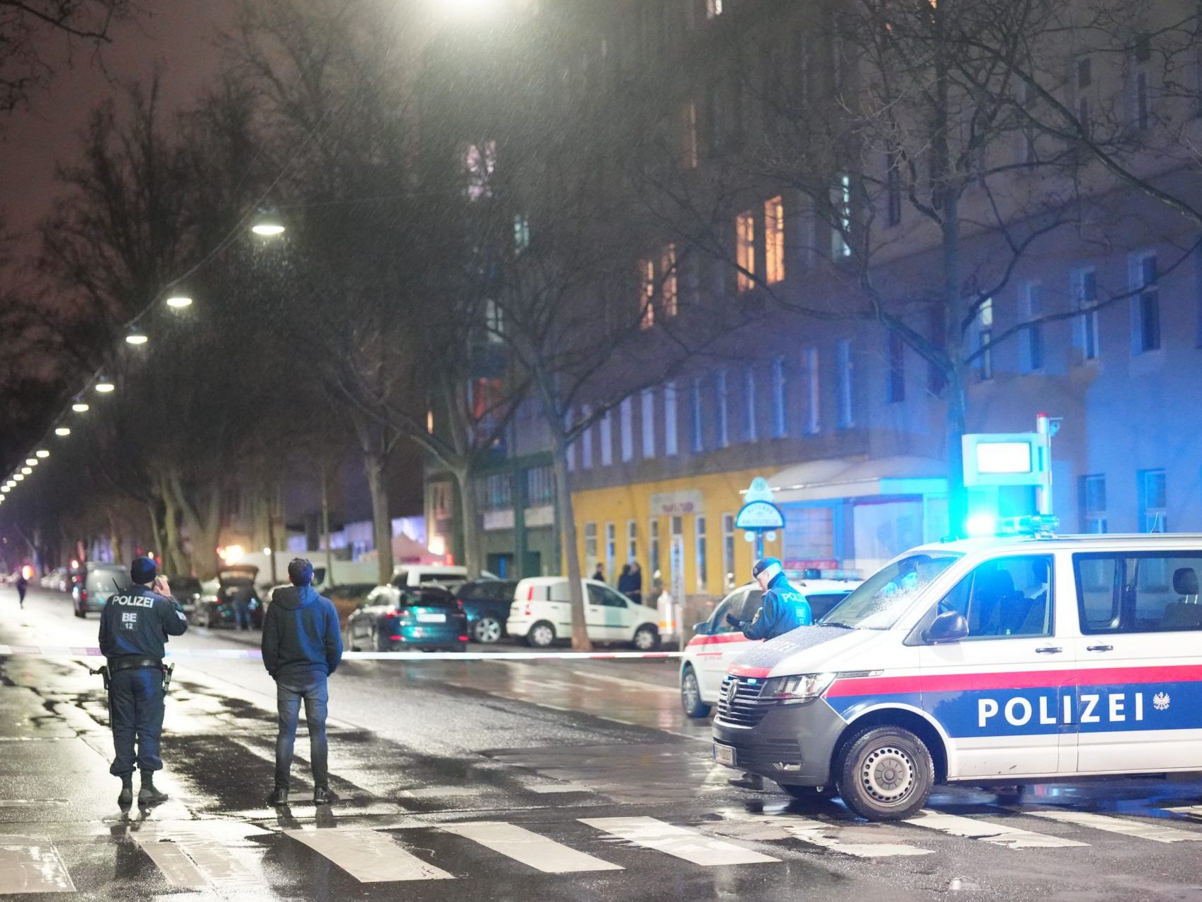 Die Polizei am Tatort vor dem Bordell in Wien-Brigittenau.
