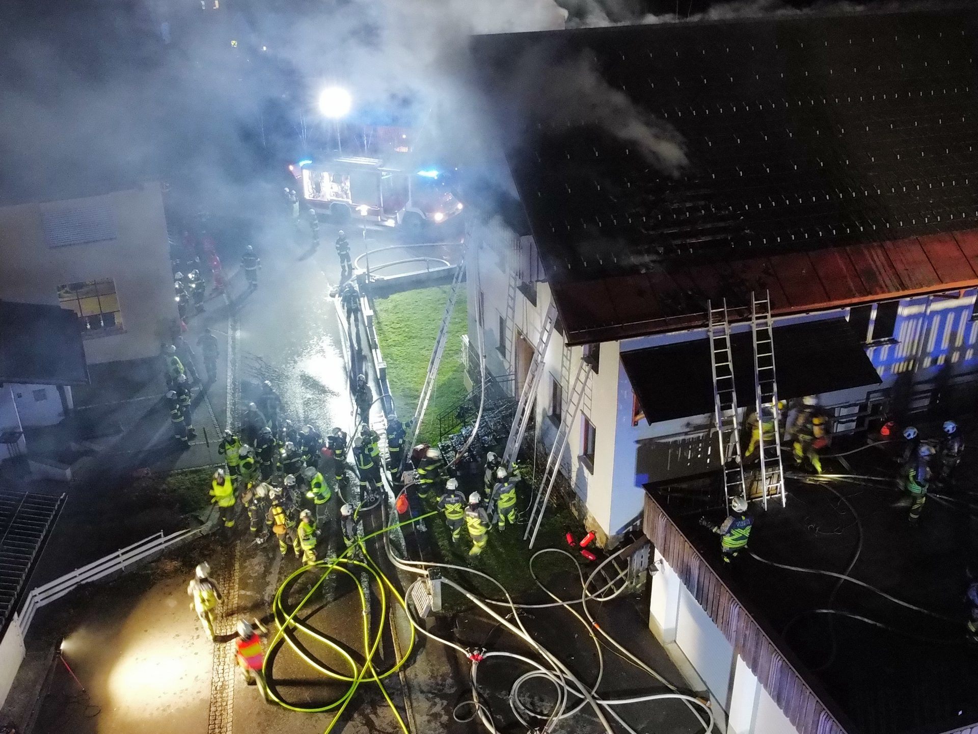 Großeinsatz der Feuerwehr: Zahlreiche Leitern sind aufgestellt, um den Brand besser erreichen zu können.