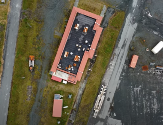 Der McDonald's in Alaska von oben betrachtet.