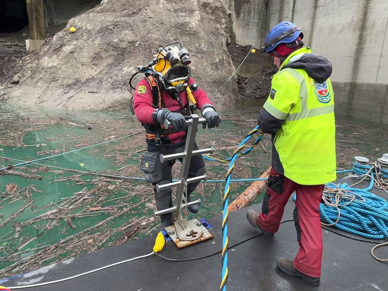 Im Stausee Raggal sind ganz spezielle Taucher im Einsatz.